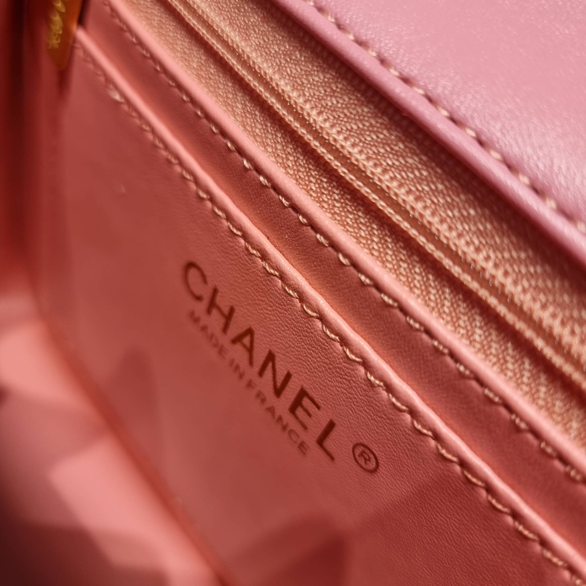 CHANEL flap bag with chain กระเป๋าสะพายสุดหรู สวยดูแพง รูปทรงคลาสสิค ขนาดกำลังพอเหมาะ สายสะพายโซ่ในตัว น้ำหนักเบา และยังมีหูจับในตัว สะดวกต่อการพกพา ตัวกระเป๋าเปิดด้วยกระดุมแม่เหล็ก วัสดุหนังอย่างดี ผิวสัมผัสดี ภายในเป็นช่องโล่ง และยังมีช่องซิปให้ด้วย