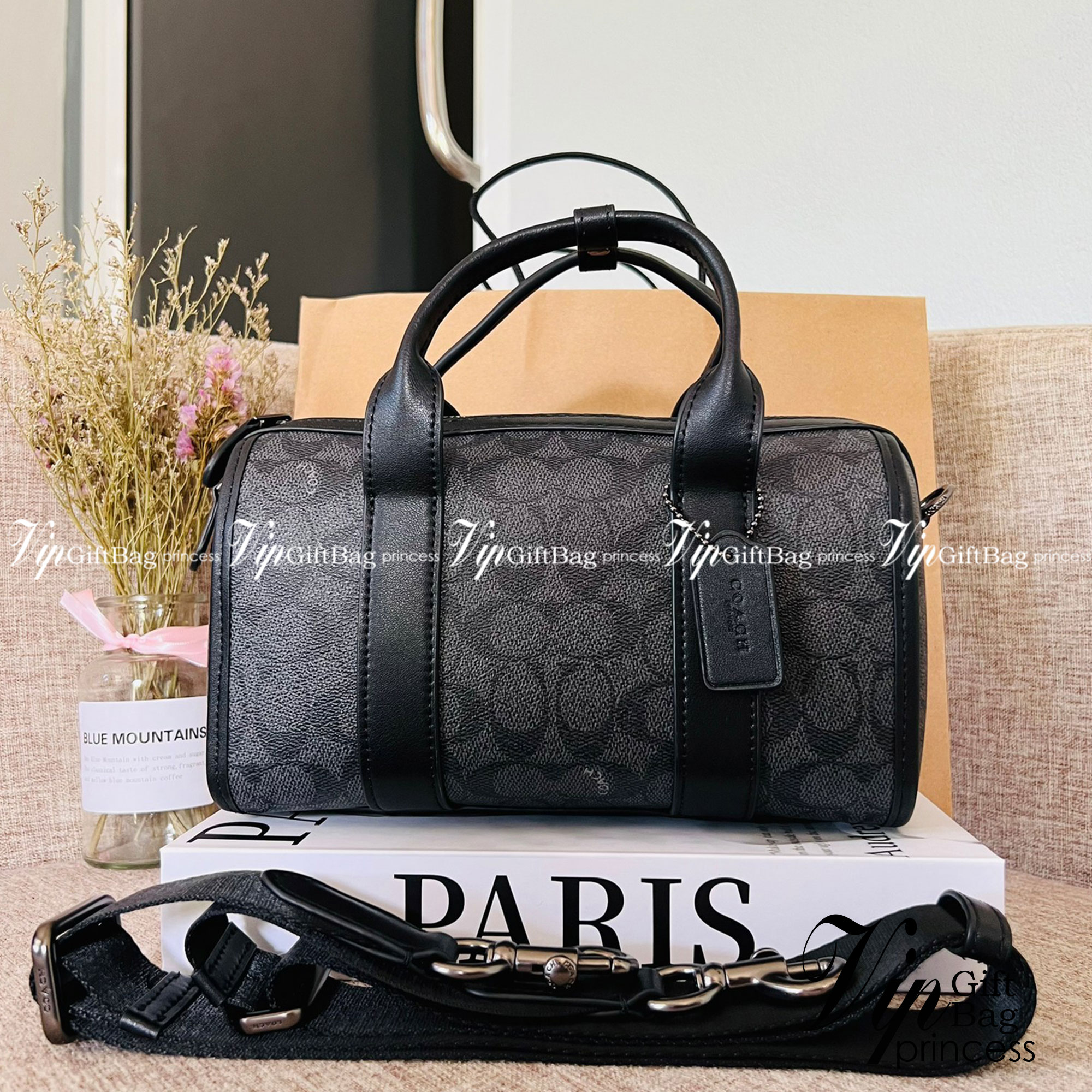 COACH GOTHAM DUFFLE 24 IN SIGNATURE CANVAS CA186 กระเป๋าทรงหมอนรุ่นใหม่สุด 2022 รุ่นนี้สามารถใช้ได้ทั้งชายหญิง หนังแท้อย่างดี นิ่มทรงสวย มากๆค่ะ เปิด-ปิดกระเป๋าแบบซิปคู่ด้านบนมีกระดุมรวบหูหิ้วให้ด้วยนะคะ ภายในกระเป๋าสามารถใส่สัมภาระที่จำเป็นในชีวิตประจำวั