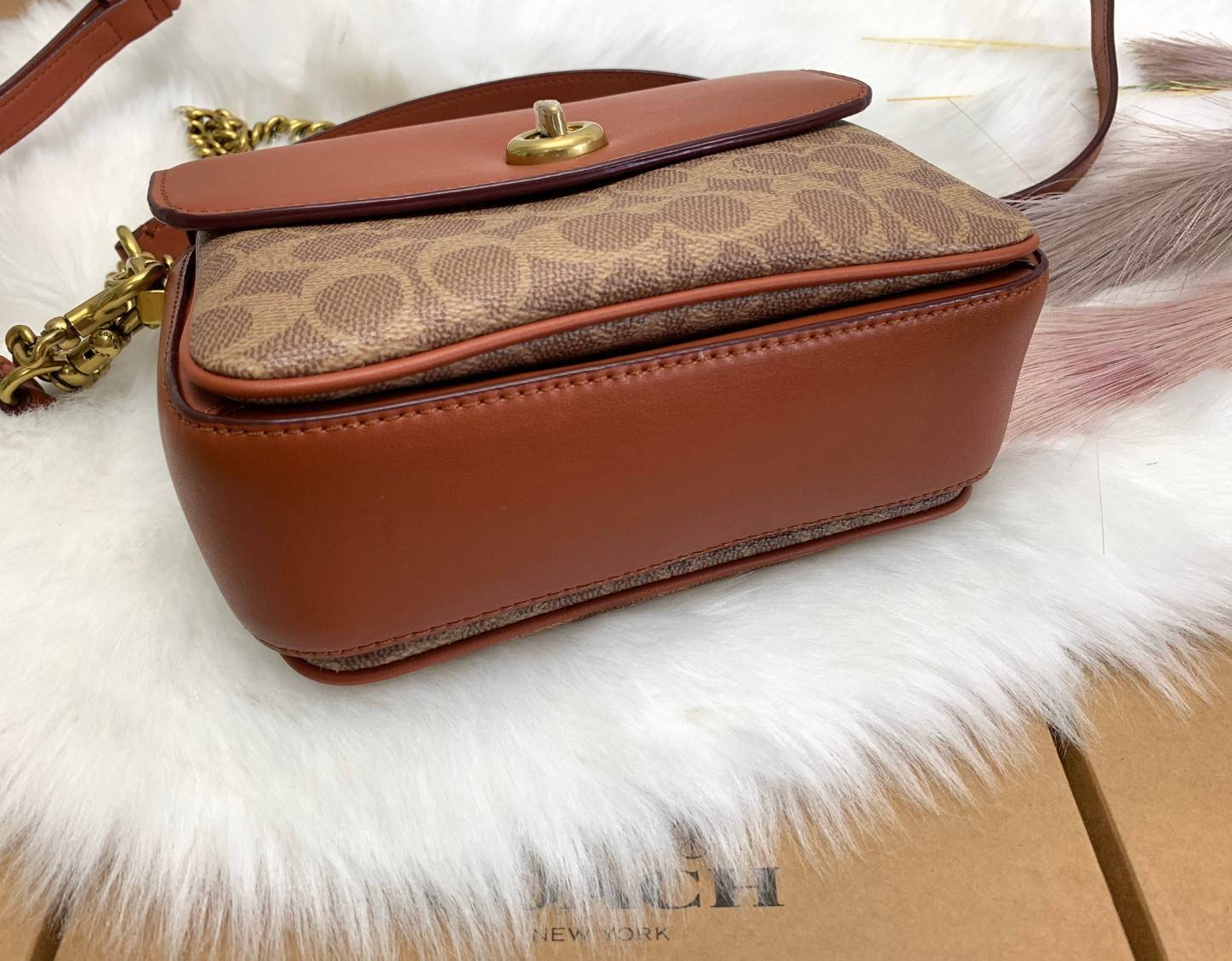 COACH CASSIE CROSSBODY 19 IN SIGNATURE BAG 💋สวย คลาสสิค ดูดีมีระดับมากๆค่ะ!! กระเป๋าแบบหิ้วได้//คล้องไหล่ได้//สะพายข้างหรือครอสบอดี้ร์ได้ วัสดุหนังแท้ทั้งใบอย่างดีค่ะ เปิดปิดกระเป๋าแบบหมุนล็อค ภายในแบ่ง3ช่อง แต่ละช่องกว้าง สามารถใส่กระเป๋าเงินใบกล