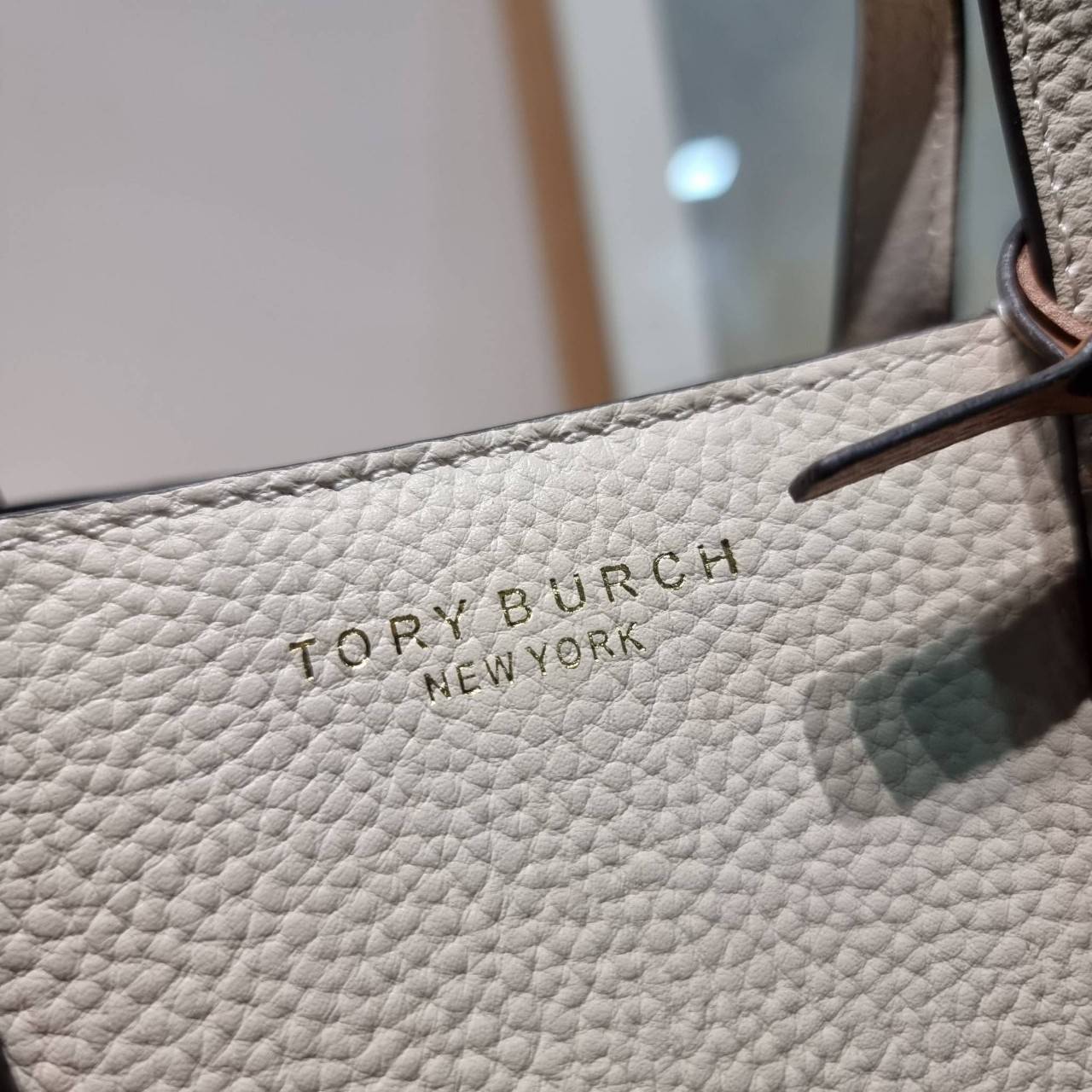 TORY BURCH PERRY SMALL TRIPLE COMPARTMENT TOTE BAG กระเป๋าโท้ทขนาดเล็ก รุ่นขายดี ทรงสวย ดีไซน์ออกมาให้ใช้งานได้ทุกลุค ทุกโอกาส สวยคมชัดทุกสี