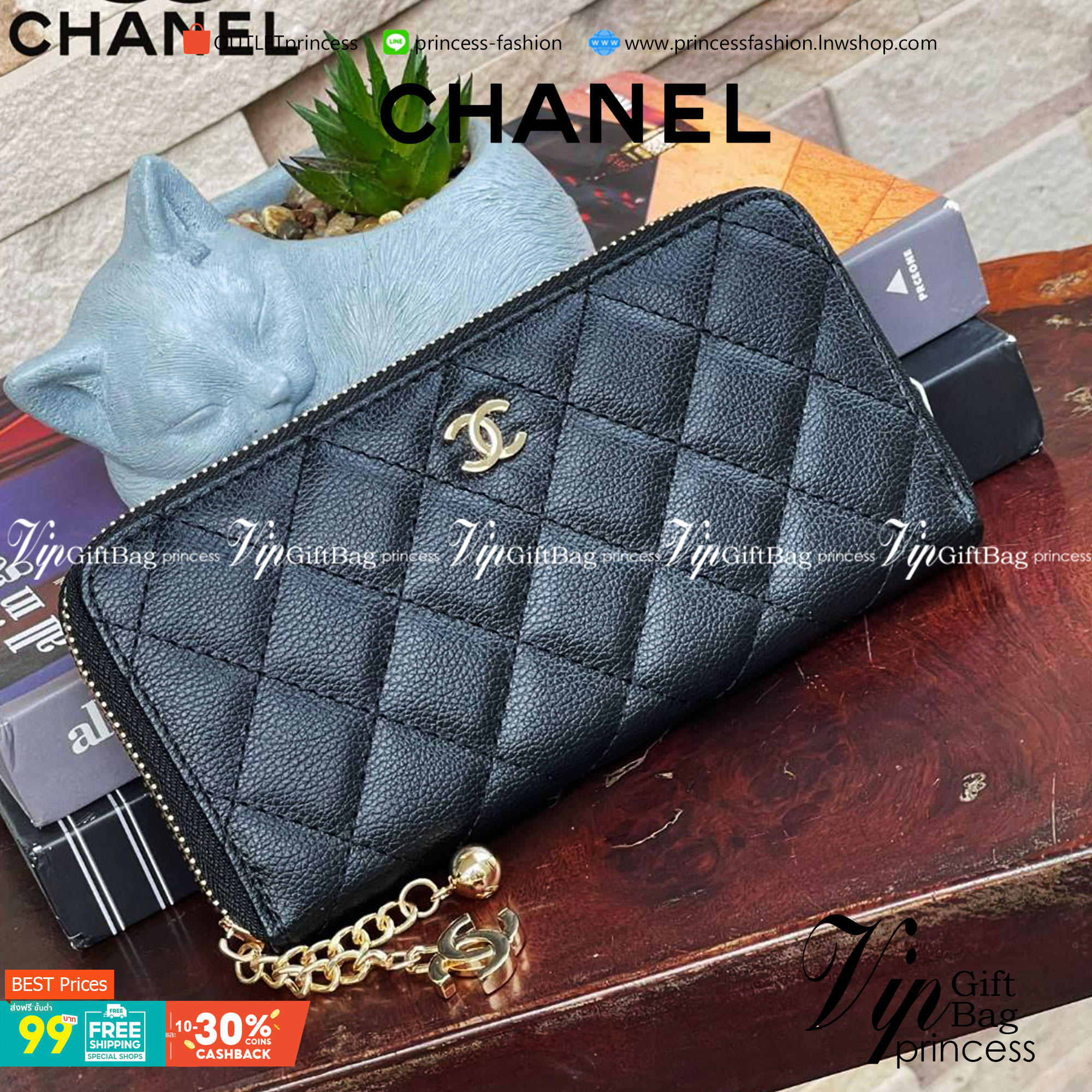 Chanel Caviar Zippy Long Wallet เป็นกระเป๋าสตางค์ที่ใช้งานอย่างง่ายแสนง่าย มาในรูปอบบซิปรอบ ที่มีดีเทลตรงหัวซิปเป็นอะไหล่โลโก้สีทอง เพิ่มดีกรีความน่ารักเข้าไปอีก ภายในพร้อมช่องใส่ธนบัตร ช่องซิปสำหรับใส่เหรียญ และช่องสำหรับใส่การด์ต่างๆ นอกจากนั้นด้านหน้าก