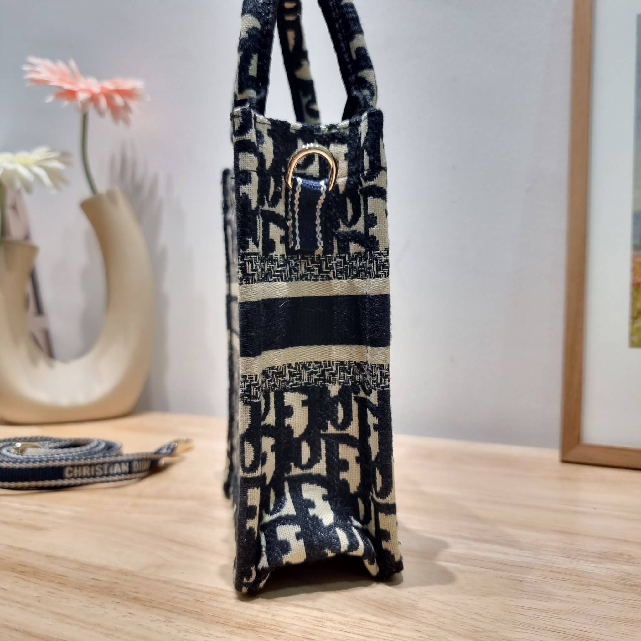 Dior mini book tote phone bag / CD MINI SHOPPING BAG น้องคนสวย ไซส์มินิ ขนาดเล็กน่ารัก น่าใช้มากกกก!! ดีไซน์คลาสสิควินเทจ สวยหรู