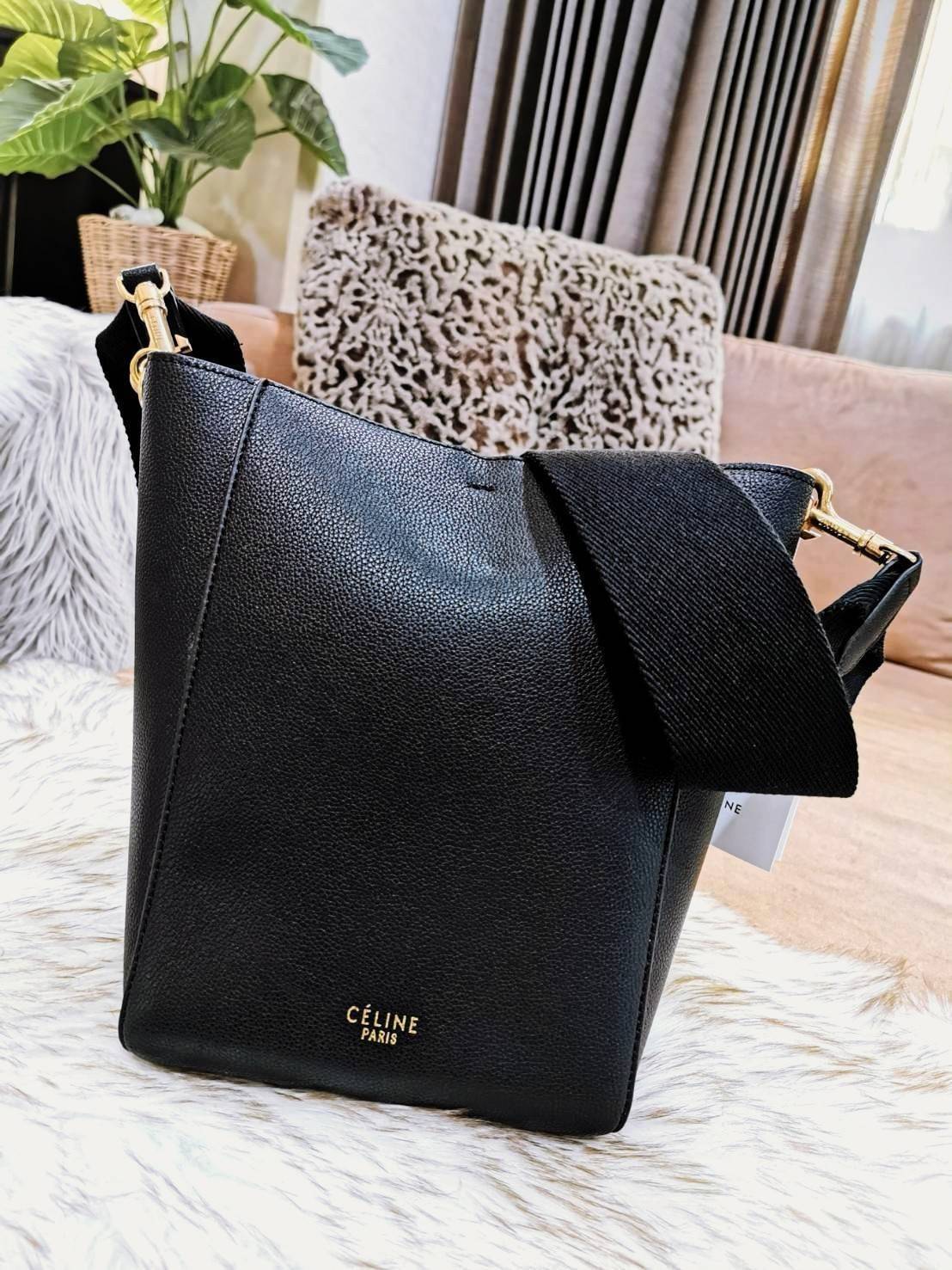CELINE TRIOMPHE BUCKET BAG VIP GIFT WITH PURCHASE (GWP) พรีเมี่ยมกิ๊ฟ Limited Edition จาก CELINE PERFUME DUTY FREE COUNTER วัสดุหนังแท้ CALFSKIN ดีไซน์ทรง Bucket ขนาดกำลังดี มาพร้อมใบเล็กด้านในแยกใช้ได้ น้ำหนักเบา ภายในกว้างใส่ของใช้ได้เยอะพร้อมสายสะพายให