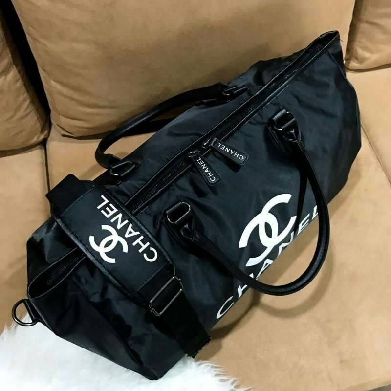 CHANEL Large Travel Bag กระเป๋าเดินทางของเเท้จาก Chanel Perfumes Counter VIP Gift With Purchase วัสดุ NYLON & Polyester 100% เนื้อหนาสีดำด้านหน้าสกรีนโลโก้ ใบใหญ่จุใจค่ะสามารถใส่เสื้อผ้ารองเท้า เอกสาร ของใช้ได้เยอะ น้ำหนักเบา กันนำ้ดูแลรักษาทำความสะอาดง่า