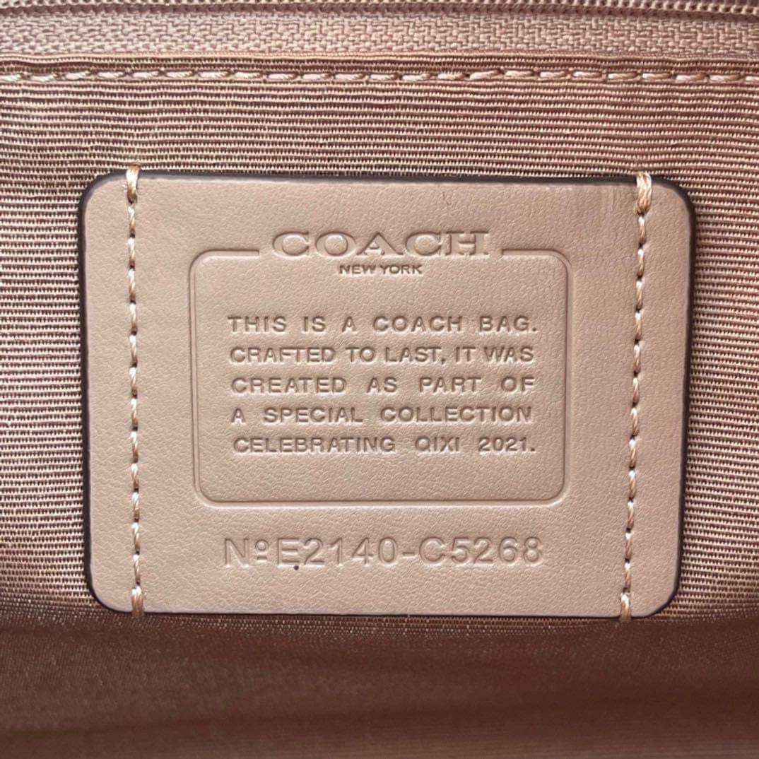 ใหม่ล่าสุด อดใจยังไงไหว COACH Dempsey Field Tote 22 C5268 โทนสีขาวล้วน ดำล้วน สุดคลาสสิก พร้อมส่งความสวยที่ไทยค่ะ! กระเป๋าทรง Tote ขนาดพอเหมาะลำตัว พกพาง่ายสะดวกได้กับทุกๆวัน ด้านหน้าปั้มโลโก้แบรนด์ตัวใหญ่สวยค่ะ;เปิดปิดกระเป๋าแบบกระดุมแม่เหล็ก ภายในใส่กระ
