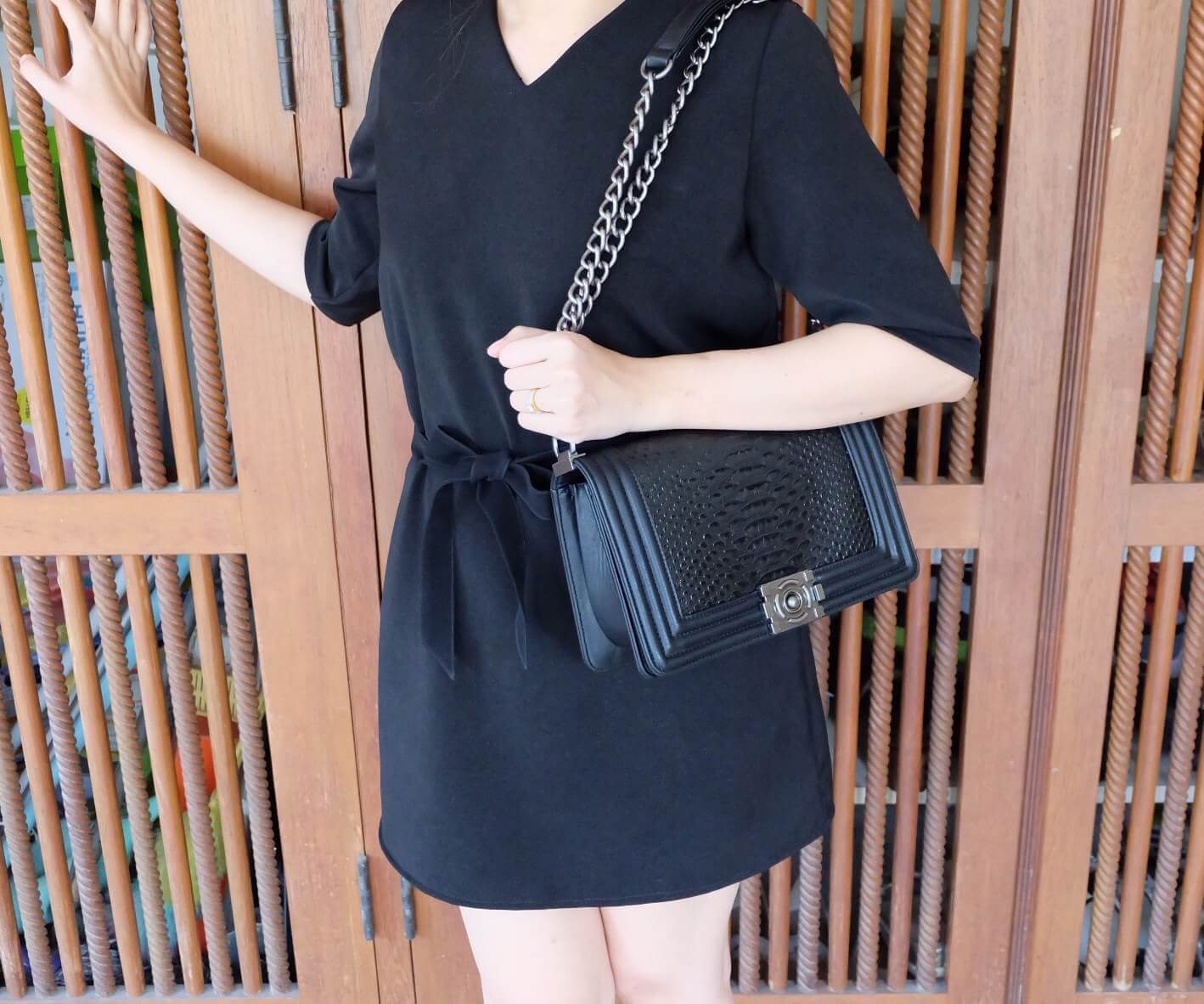 สินค้าขายดี มากี่รอบๆ ก้อหมดเกลี้ยง 🐙 ทางร้าน ได้กระเป๋า จากแบรนด์ KEEP ทรงเดียวกับ Chanel boy เลย รุ่น KEEP shoulder Luxury small chain bag สวย หรู เท่ มากๆ เลยน๊า กระเป๋าอยู่ทรง ลายหนังจรเข้ สวยงามมากคะ สายโซ่ มีที่รองไหล่ สะพายสบายคะ สายปรับ สั้