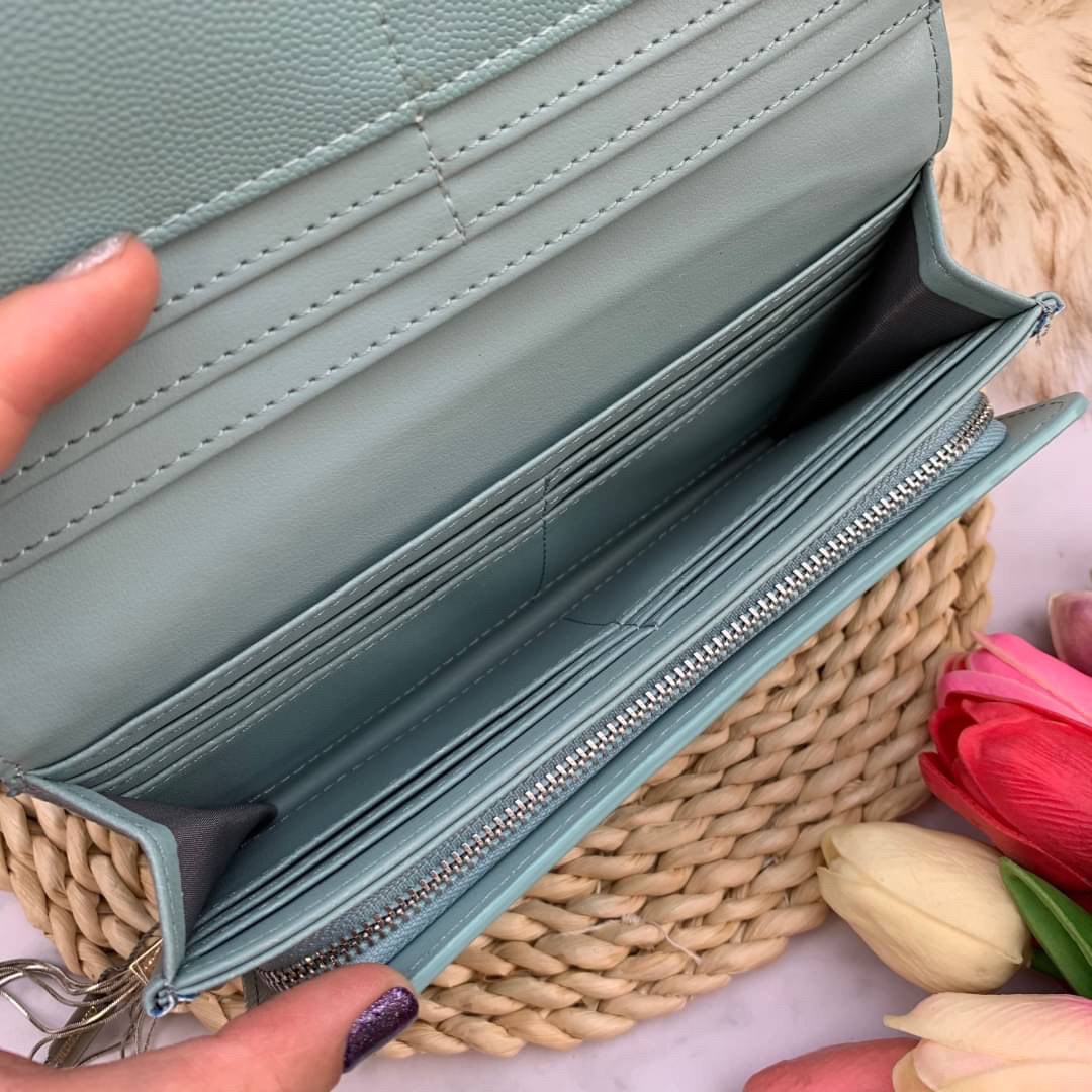 ของแท้ 💯% CHARLES & KEITH METAL TASSEL CLASSIC LONG WALLET กระเป๋าเงินใบยาวรุ่นพู่ยอดฮิต!! หนังพิมพ์ลายคาร์เวียร์ใช้ทน ด้านหลังมีช่องใส่บัตร/แบงค์ได้