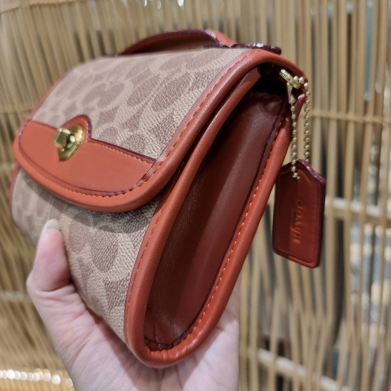 COACH C4204 KIP TURNLOCK CROSSBODY IN SIGNATURE CANVAS คอลเลคชั่นใหม่ สาวกงานดีไซน์สีสนิมต้องปลื้ม!! กับกระเป๋าสะพายข้าง ขนาดพกพาง่าย ใช้งานสะดวกมากๆ วัสดุหนังแคนวาสเคลือบลาย ตัดขอบด้วยหนังแท้ เปิด-ปิดด้วยตัวบิดล็อคแน่นหนา ภายในเป็นช่องโล่ง มีช่องใส่บัตร 