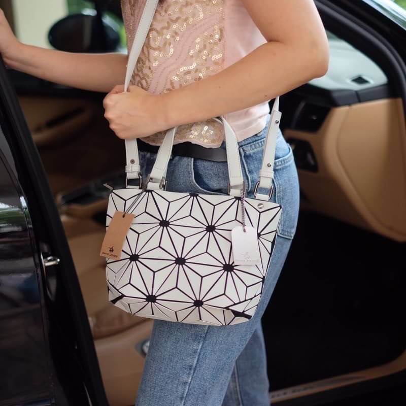 รุ่นขายดี ' Matte Color ' ✨✨ สีด้าน มีให้เลือกถึง 4 สี 🍭🍭แถมยังลาย Limited edition หายาก 👍ปรับทรงได้ 2 แบบ น่ารักมาก จากแบรนด์ David Jones กระเป๋าสะพายข้างดีไซน์เกร๋มาก สีสวยหรูมาก ขนาดกะลังดีเลย น้ำหนังเบาม