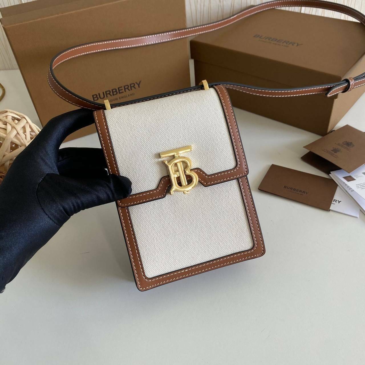 หนังแท้ BURBERRY FRAGRANCES CROSSBODY BAG / Burberry crossbody mini bag Original กระเป๋าสะพายขนาดมินิน่ารัก ใช้งานง่าย งานหนังแท้ & Canvas Cotton เกรดออริจินอล ทรงเหลี่ยมแนวตั้งดีไซน์สวยหรูอยู่ทรงมีโลโก้แบรนด์ด้านหน้า เปิดปิดด้วยฝาปิดสัญลักษณ์รูปตัวB ภายใ