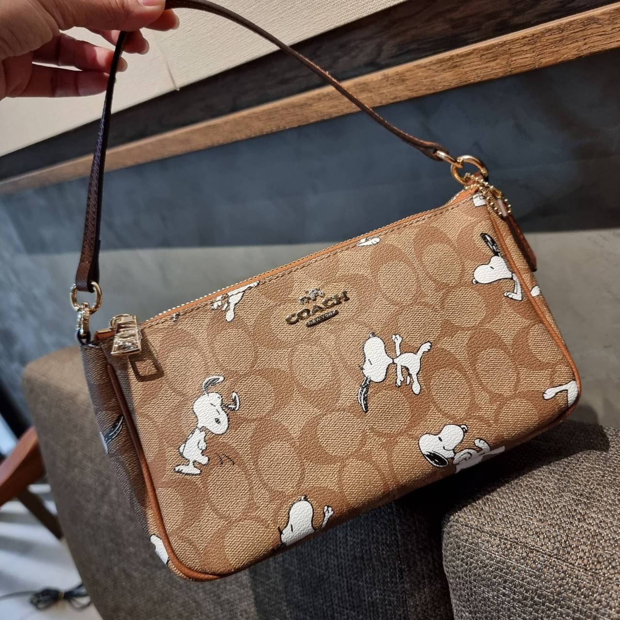 COACH F36674 TOP HANDLE POUCH IN SIGNATURE WITH SNOOPY PRINT คอลเลคชั่นใหม่ ในสไตล์พอช มาให้ช้อปก่อนใครในไทยจ้า น่ารักน่าใช้ไปอีกกับกระเป๋าสะพายทรงฮิตตลอดกาล ด้วยดีไซน์ที่ออกมาให้ใช้งานได้ง่าย ขนาดกำลังเหมาะ วัสดุแคนวาสทนทาน ดีไปหมดขนาดนี้!! คุณลูกค้าถึงส