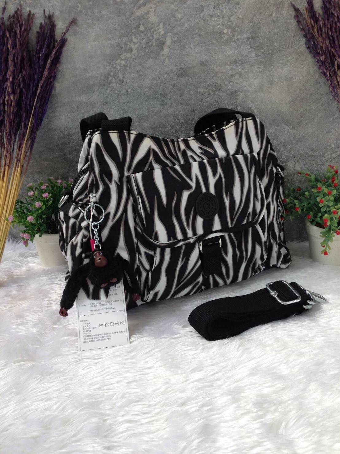 KIpling Felix Large Handbag Bag กระเป๋าถือหรือสะพายสไตล์ลำลองวัสดุ Nylon + Polyester 100% น้ำหนักเบามีหูหิ้วเเละสายสะพายยาวเลื่อนปรับระดับได้ถอดได้ เปิดปิดด้วยซิปสะดวกใช้ โลโก้เเบรนด์ มีช่องแบ่งถึง3ช่องเเยกเป็นสัดส่วน ด้านหน้าและด้านหลังมีช่องใส่ของเปิดปิ