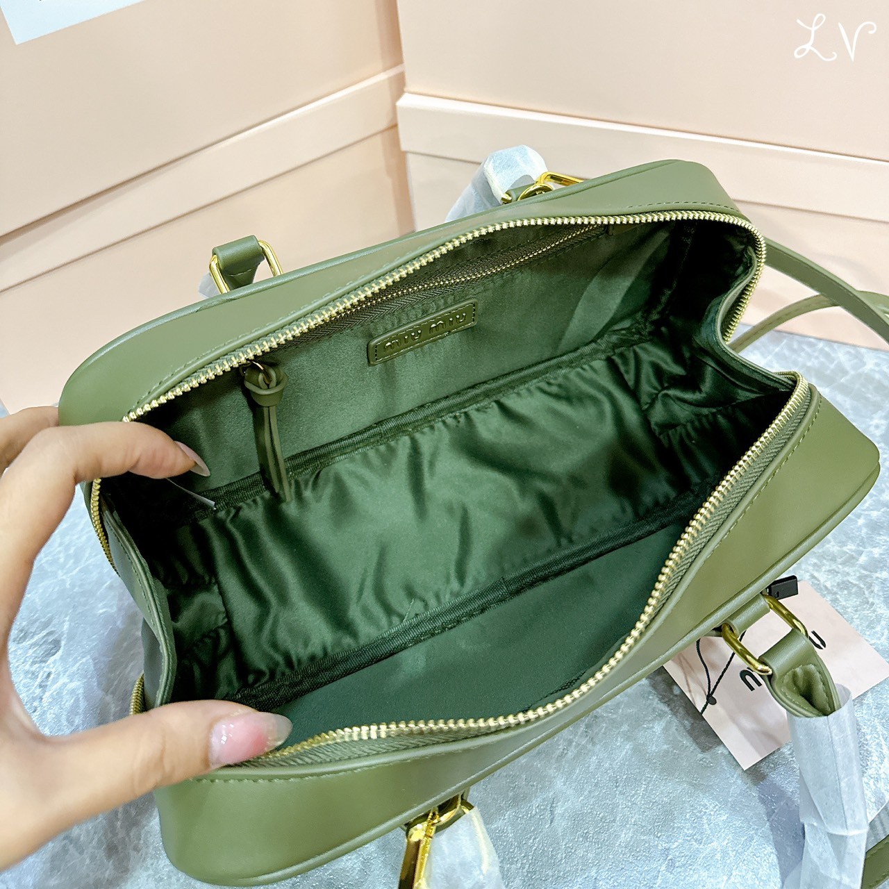 MIU MIU Arcadia leather bag กระเป๋าถือ/สะพายสุดชิคมากในตอนนี้ ดีไซน์เรียบแต่มากมีอยู่จริง สวยดูแพง แมทชุดได้ง่ายสุด มินิมอลมินิใจ หูจับในตัวง่ายและสะดวกพกพา มาพร้อมสายสะพายข้างให้อีก