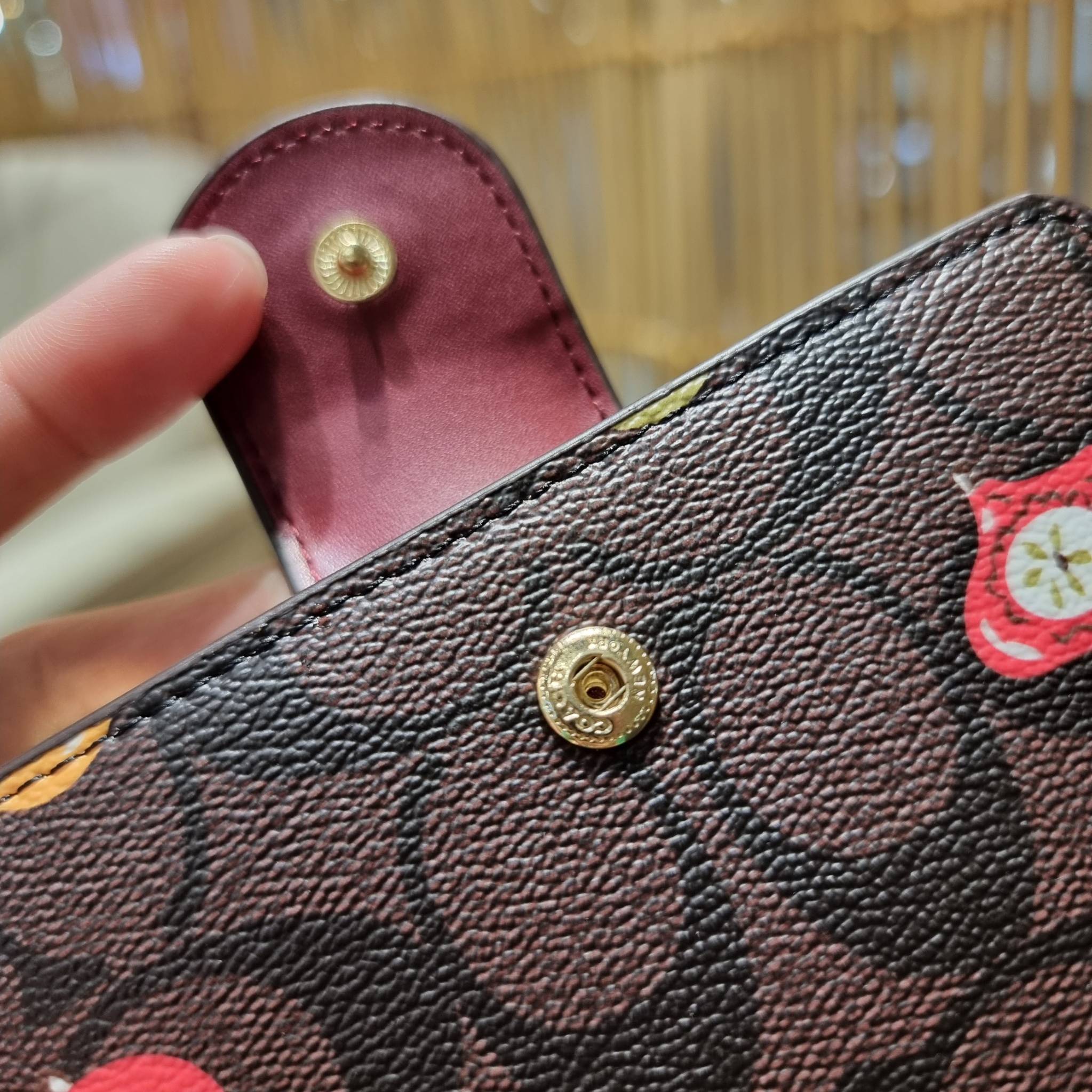 COACH C7414 MEDIUM CORNER ZIP WALLET WITH ORNAMENT PRINT คอลเลคชั่นใหม่ กระเป๋าสตางค์ใบกลาง ดีไซน์ใหม่ สุดหรู คละลายพริ้นท์เต็มใบ น่าใช้ไปอีก วัสดุหนังแคนวาสเคลือบลาย ภายในมีช่องใส่บัตร ใส่ธนบัตรได้ครบ และมีช่องซิปแยก ใบจริงสวยมากๆ แนะนำจ้า ราคาสุดคุ้มครบ