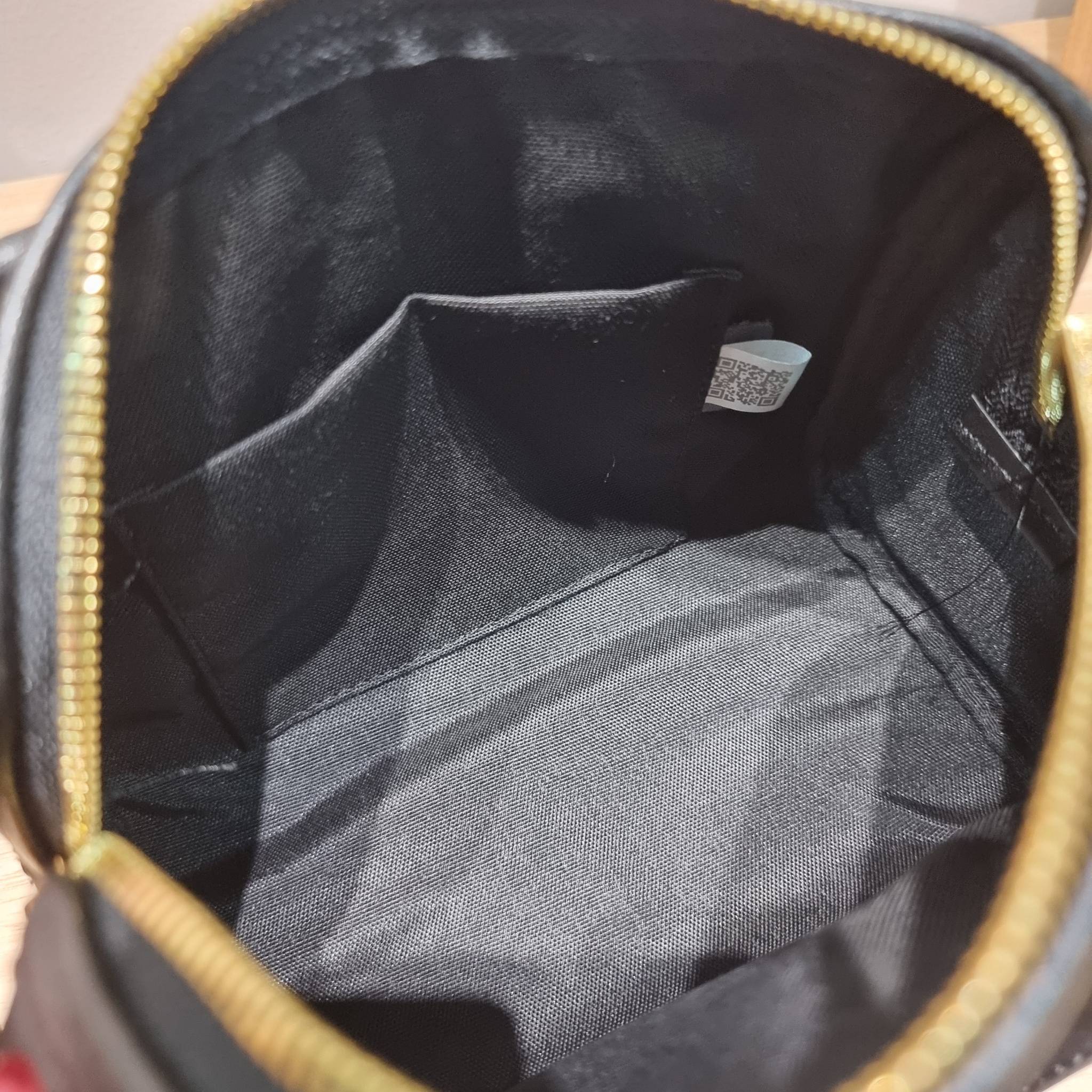 CELINE SMALL BOSTON CUIR TRIOMPHE IN SMOOTH LEATHER ฮิตมากกับสุดยอดความคลาสสิค ในรูปทรงสวย กับกระเป๋าสะพายทรงหมอน กะทัดรัด ขนาดกำลังดี ใช้งานสะดวก วัสดุหนังผิวเรียบ สวยคม