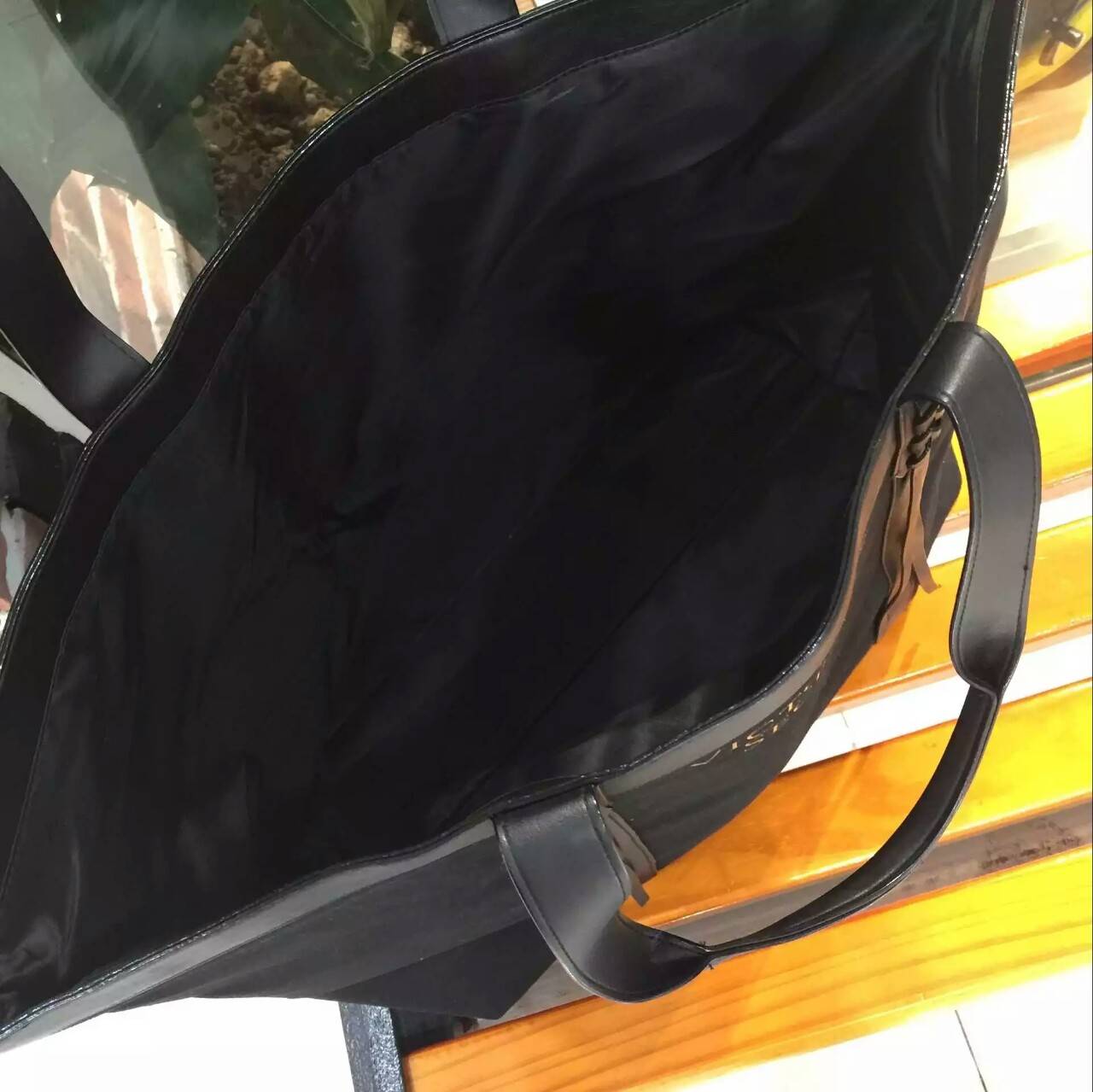 New Arrival! Victoria's Secret Canvas Large Tote Bag♡ กระเป๋าสะพายใบใหญ่ จุของได้คุ้ม! วัสดุทำจากผ้า canvas เต็มใบ น้ำหนักใบ ด้านหน้าแต่งโลโก้แบรนด์สีทอง มีพู่เก๋ดีไซน์สวย ด้านในบุผ้าปั้มแบรนด์ ใส่ของได้เยอะจุใจ จะถือไปเที่ยวหรือไปเรียน ก้น่าร