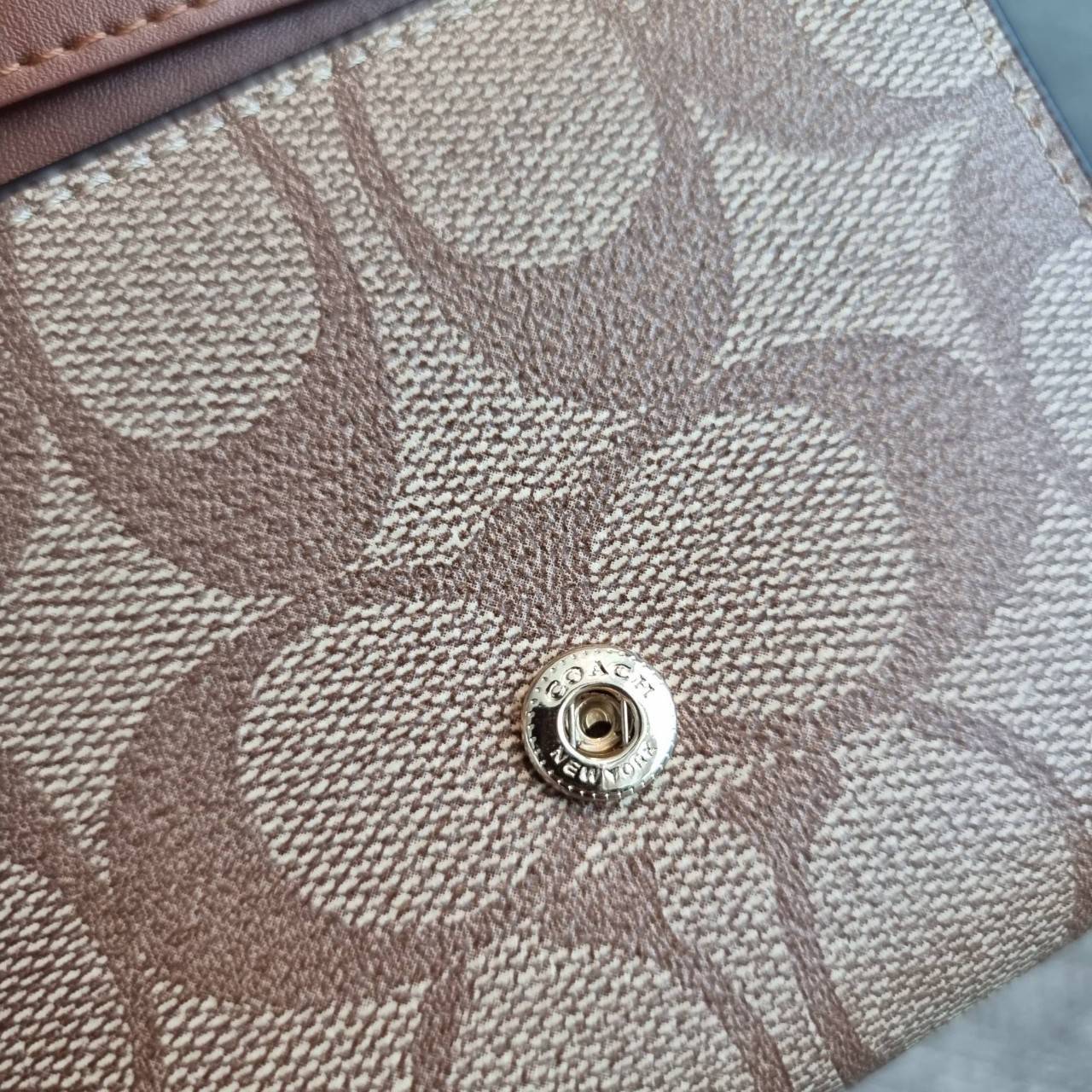 OUTLET 】COACH F41302 SMALL TRIFOLD WALLET IN SIGNATURE CANVAS สวยคลาสสิค พกพาง่าย ใบเล็กน่ารักน่าใช้ ต้องยกให้ใบนี้จ้า 💗💋 ตอบโจทย์คนชอบพกน้อยที่สุด!! กระเป๋าสตางค์ใบสั้นหนังแคนวาสเคลือบคุณภาพดี ภายในเป็นหนังแท้ ใส่บัตร ใส่ธนบัตรได้ทุกชนิด 