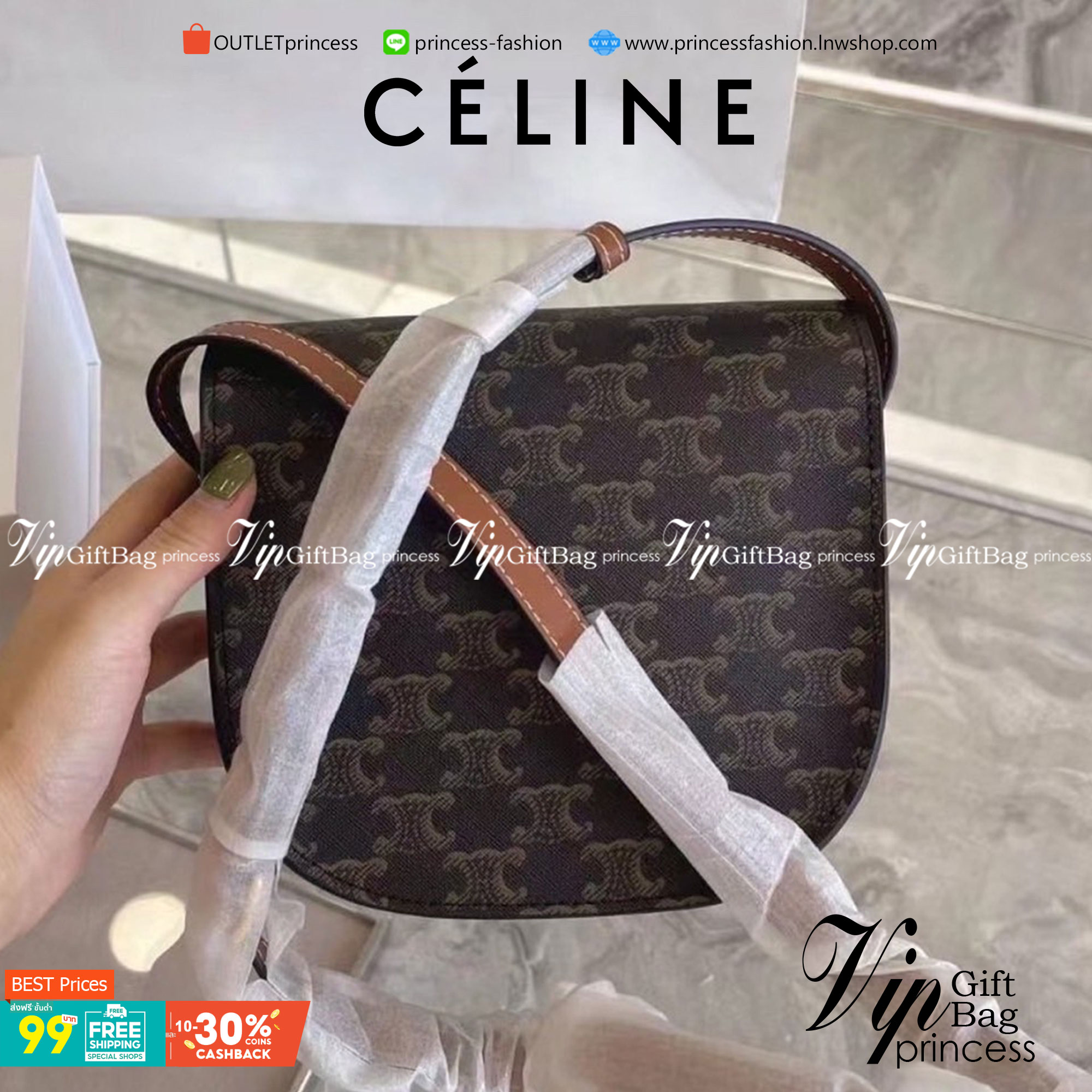 VIP 】CELINE MINI BAG IN TRIOMPHE CANVAS รุ่นโลโก้หน้าใหญ่ พร้อมส่งที่ไทย ราคาสุดคุ้ม หากใครที่กำลังมองหากระเป๋าสะพายข้าง ขนาดกะทัดรัด และเรียบหรู ต้องใบนี้เลยค่ะ เป็นกระเป๋าเปิดปิดแบบแบบฝาผับที่มีรูปทรงโค้งและที่ล็อกรูปทรงคล้ายเข็มขัด อีกทั้งยังสะท้อนความ