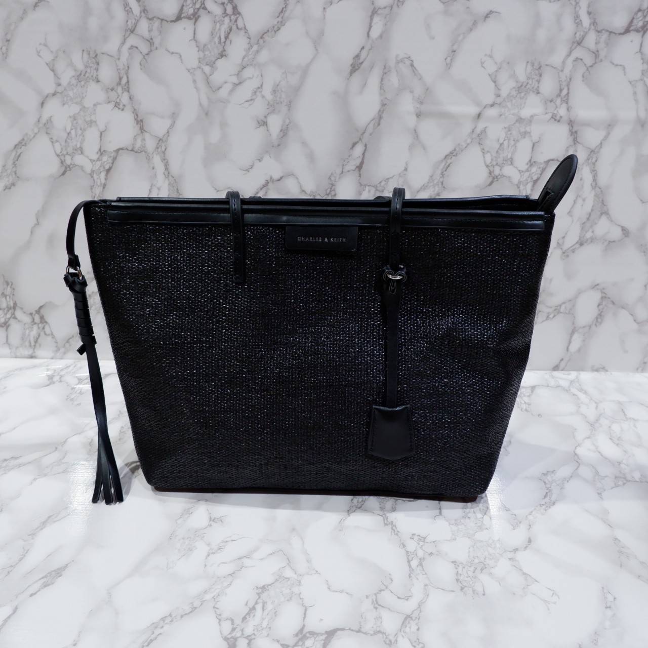 Charles & Keith Black Textured Tote Bag ฮอตฮิตตลอดกาลสำหรับรุ่นนี้ รุ่นยอดนิยม!! มากี่รอบกี่รอบก็ขายดี ใครไม่มีรุ่นนี้ติดตู้ไว้ถือว่าเชยมาก(!!) กระเป๋าสะพายทรง Shopping bag ใบใหญ่จุของได้ใจ น้ำหนักเบา โดดเด่นด้วย Textured วัสดุสานรอบใบ ตัดขอบหนัง สวยอยู่ท