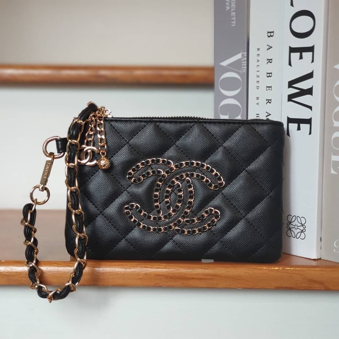 SIZE MINI : Chanel Clutch Bag Gift With Purchase (GWP) กระเป๋าคลัชพร้อมสายคล้องมือพรีเมี่ยมกิ้ฟรุ่นใหม่ล่าสุดจาก Chanel Make up Counter Dutyfree วัสดุหนังคาเวียร์สวยหรูอยู่ทรงประดับโลโก้แบรนด์ด้านหน้า เปิดปิดด้วยซิปสะดวกใช้ห้อยอะไหล่โลโก้แบรนด์สีทองเพิ่มด