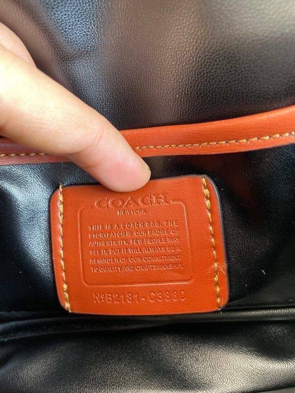 Coach Pillow Tabby Shoulder Bag 18 หนัง nappa หนานิ่ม นุ่มมากๆ รุ่นใหม่ล่าสุดค่ะ! พร้อมโลโก้รุ่นใหม่ด้วยเช่นกัน เพิ่มความหรู ดูดีเข้าไปอีกค่ะ เปิดปิดกระเป๋าแบบกระดุมแมาเหล็ก ภายในมีช่องใส่ของสองช่อง; สามารถใส่กระเป๋าเงินใบสั้นได้;พาสปอร์ตได้;มือถือได้ ค่ะ
