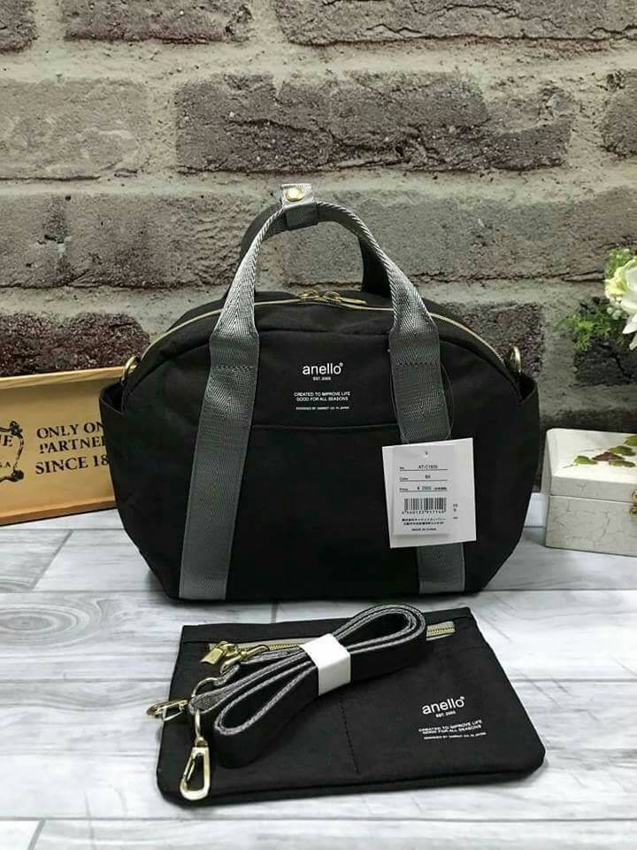 Anello Mini Boston shoulder Bag New arrival คอลเลคชั่นใหม่ล่าสุด ชน shop ค่ะ กระเป๋าถือ หรือสะพายข้าง ขนาดกำลังน่ารัก เปิดปิดด้วยซิปคู่ ภายในมี ใบลูกให้อีก 1 ใบ แยกใช้ได้ค่ะ ด้านหน้าสกรีนโลโก้แบรนด์ มีช่องทั้ง 4 ด้าน หน้าหลัง และด้านข้างใช้งานได้จริง มา พ