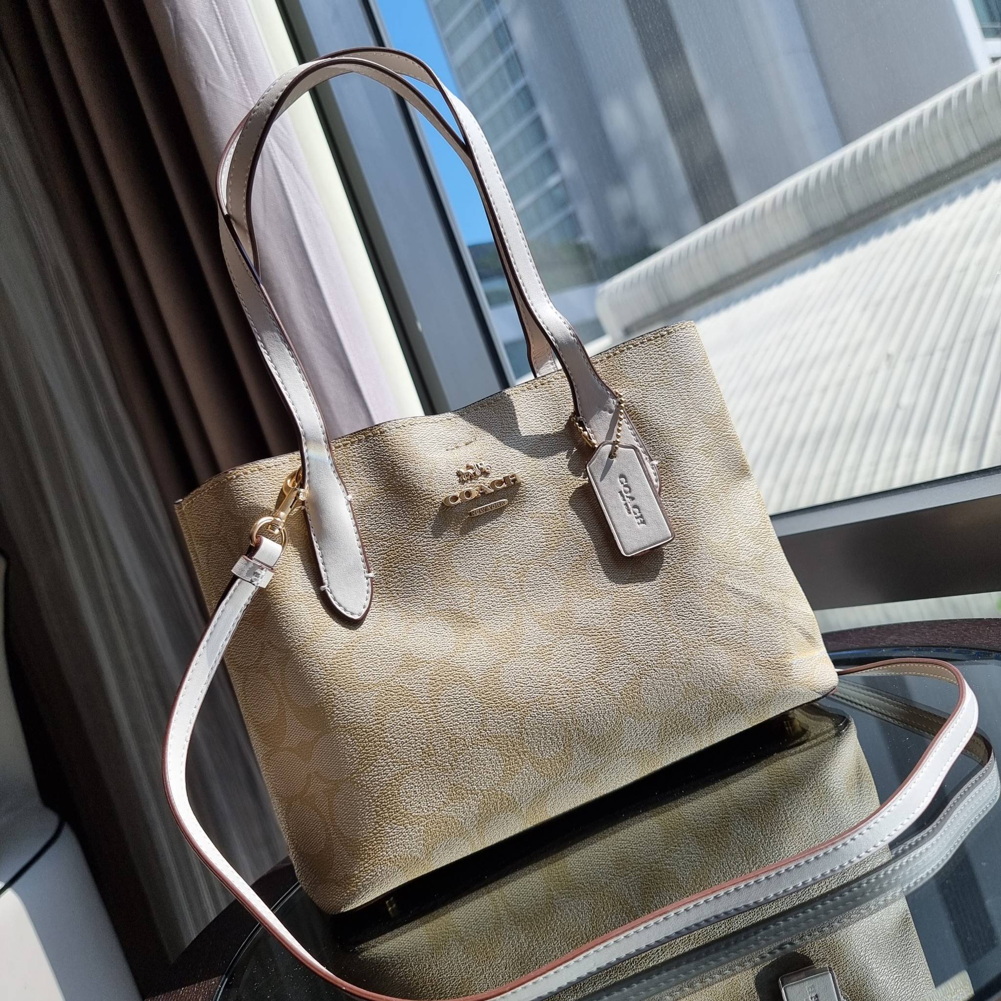 OUTLET 】COACH 73293 MINI AVENUE CARRYALL IN SIGNATURE CANVAS กระเป๋าสะพายรุ่นคลาสสิค คัมแบคแล้วจ้าแม่!! ไซส์กำลังสวย วัสดุหนังแคนวาสคุณภาพดี ด้านข้างเก็บทรงได้ เปิด-ปิดด้วยกระดุมแม่เหล็ก ใช้งานง่าย มีช่องซิป ใบนี้เห็นเล็กๆ แต่จุได้เยอะพอสมควรเลยน้า ɣ