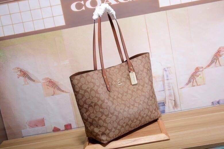 รุ่นยอดนิยม COACH TOWNTOTE IN SIGNATURE CANVAS F76636 กลับใช้ได้ทั้งสองด้าน ใบขนาดใหญ่จุใจ ใส่ของได้เยอะมากกก เป็นรุ่นที่สวยตลอดกาล ควรมีติดตู้ไว้เลยค่าา