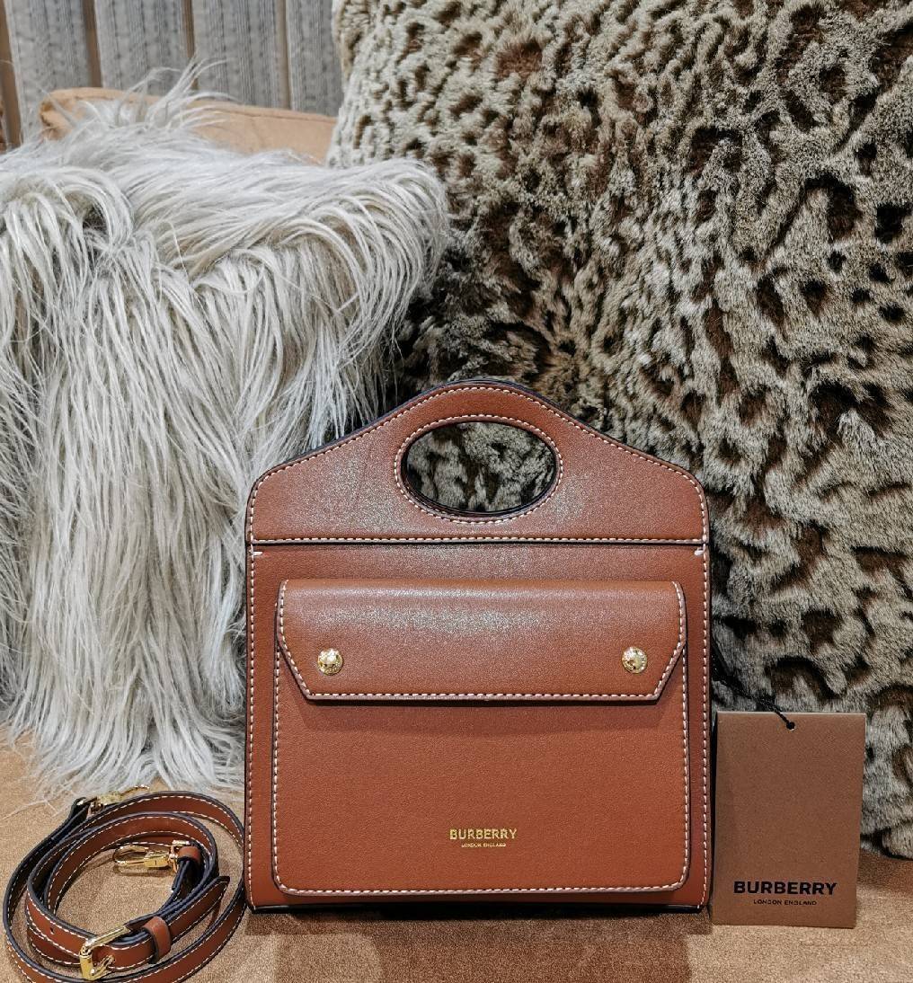 BURBERRY FRAGRANCES CROSSBODY BAG VIP GIFT WITH PURCHASE (GWP) พรีเมี่ยมกิ๊ฟ Limited Edition ใหม่ล่าสุดจาก BURBERRY PERFUME วัสดุหนังแท้ Calf Skin ทรงเหลี่ยม ดีไซน์สวยหรูอยู่ทรง ด้านหน้ามีช่องใส่ของ ภายในโล่งกว้าง มีช่องซิปแบรนด์ สามารถใส่กระเป๋าสตางค์ใบย