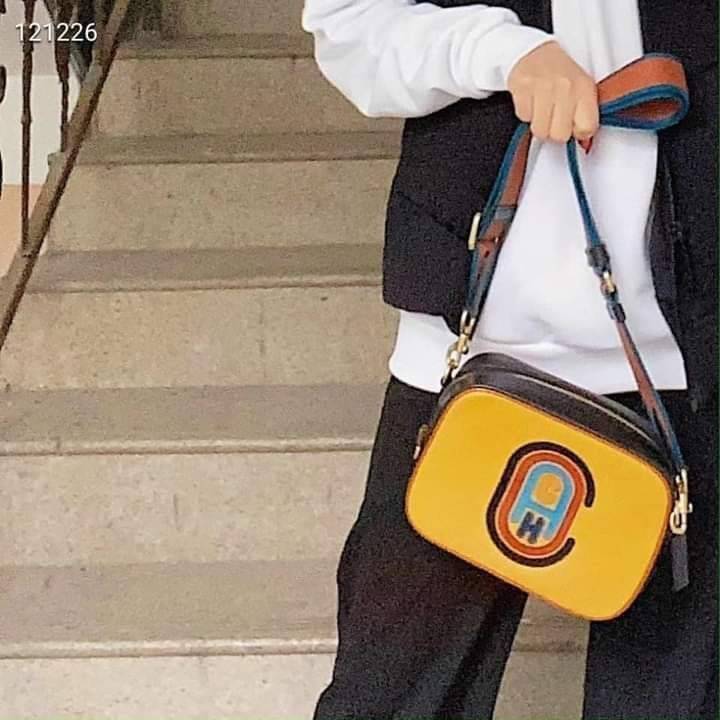 OUTLET 】COACH Camera Bag In Colorblock With Coach Patch (COACH F79278) 🍁หายากมากๆแล้วรุ่นนี้**จะถือ หรือสะพาย ได้ตามใจสั่ง //วัสดุหนังแท้เต็มใบ คุณภาพหนังดีมากๆ ปักโลโกตัวC ด้านหน้า ดูดีแบบไม่ซ้ำใคร //มาพร้อมสายสะพาย 2 สาย >>สายหนัง และสายสป