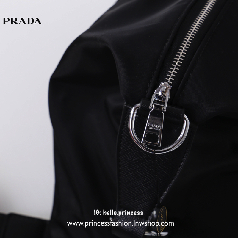 Prada Nylon Travel Bag สินค้า Premium gift จากเค้าเตอร์แบรนด์ต่างประเทศ แท้💯 กระเป๋าเดินทางทรงหมอนสุดฮิต วัสดุผ้า nylon เนื้อหนา คุณภาพดี อะไหล่เงินสวยหรู ตามแบบฉบับแบรนด์ ด้านหน้าประดับ logo brand ช่องหลักเปิดปิดด้วยซิป ภายในโล่งกว้างจุได้เยอะแบบ