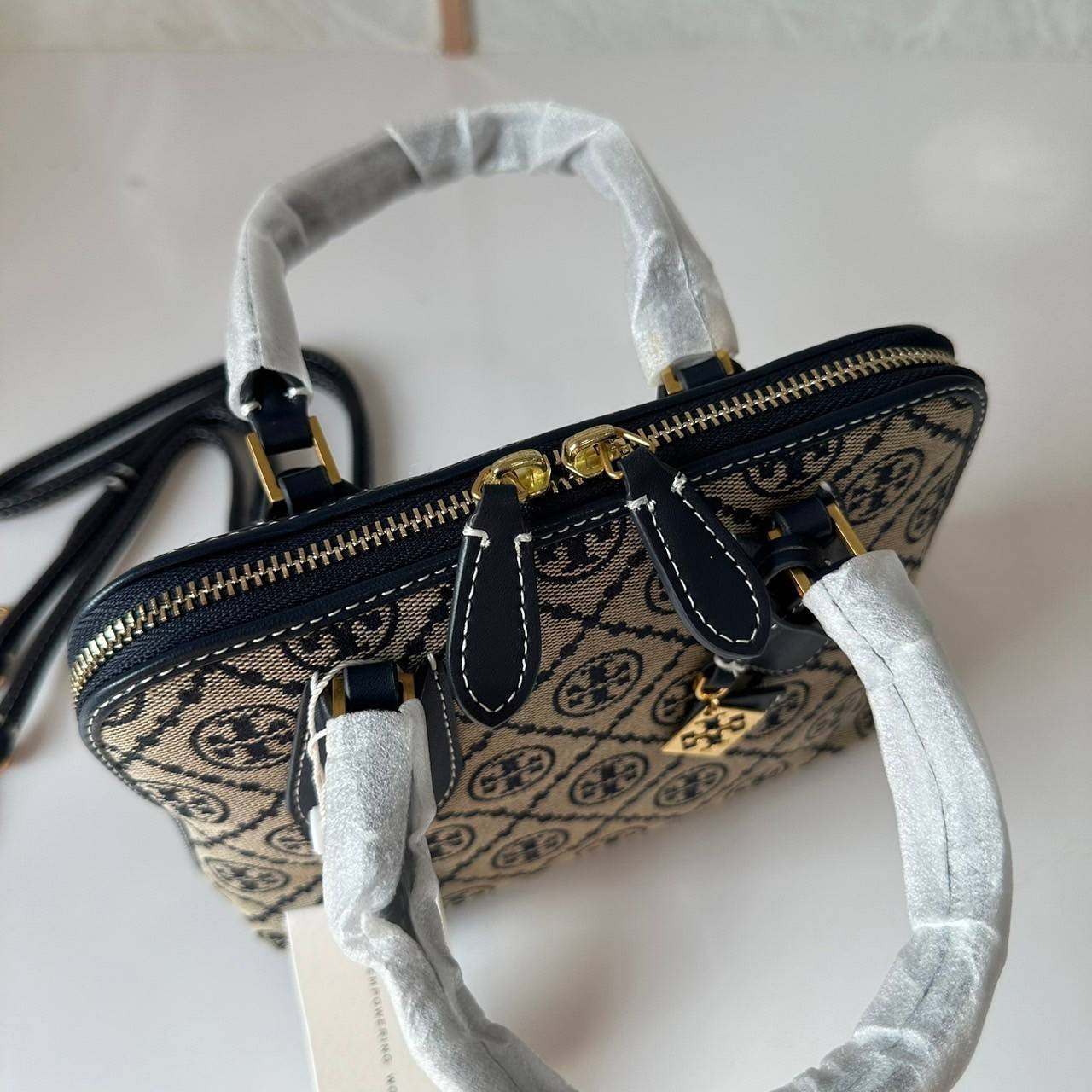 TORY BURCH MINI PEBBLED SWING BAG / Tory Mini Swing Bag in Pebbled Leather / T Monogram Jacquard Swing Bag กระเป๋าสะพาย คอลเลคชั่นใหม่ล่าสุดดีไซน์สุดคลาสสิก รูปทรงโดม