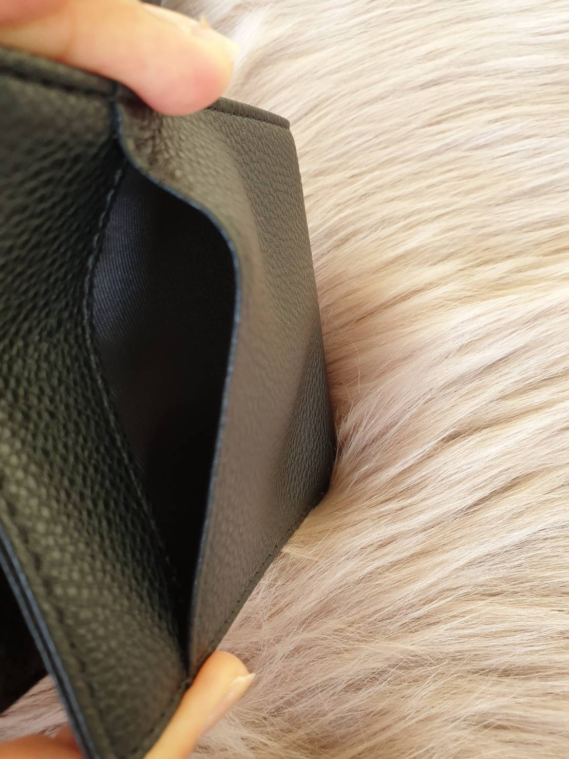 กระเป๋าสตางค์ Guess ใบสั้น ด้านหน้าติดชื่อแบรนด์แต่งโลหะสีเงิน ด้านหลังเรียบ แต่ดีไซน์มาเก๋ๆ มีช่องซ่อนสำหรับใส่บัตรใส่แบงค์ได้ ด้านในปั๊มชื่อแบรนด์ มีช่องใส่บัตร 3 ช่อง และมีช่องสำหรับใส่เหรียญ ช่องใส่ธนบัตรแบ่งเป็นช่องเดียว รุ่นนี้สวยคุ้ม ห้ามพลาดเลยค่า