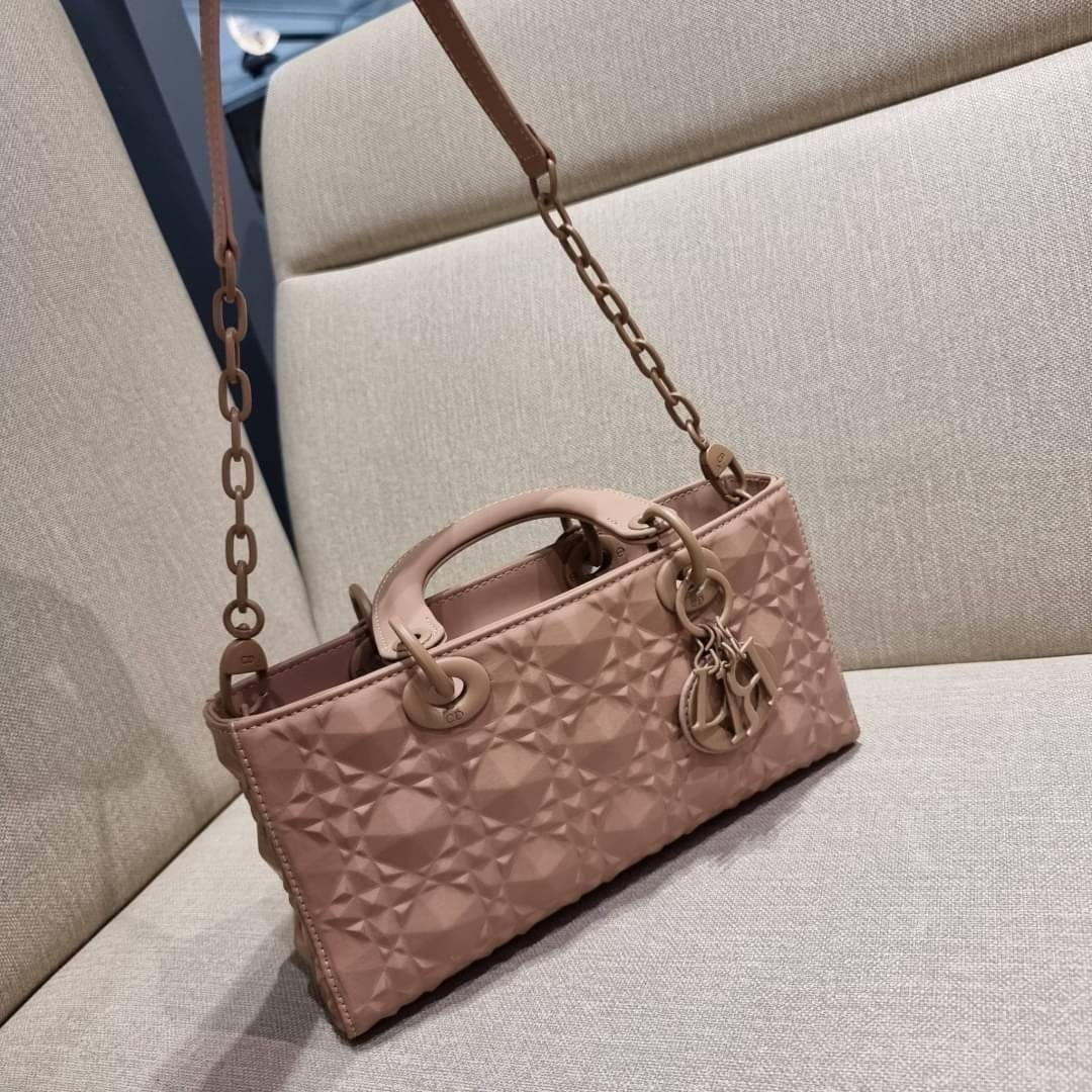 DIOR LADY D-JOY BAG Cannage Calfskin with Diamond Motif / CD LADY D-JOY BAG ดีไซน์ใหม่ อัพเลเวลความหรู กับกระเป๋าสะพายข้างที่รอบนี้ดีไซน์รูปทรงโฉมใหม่ ใช้งานง่ายขึ้น