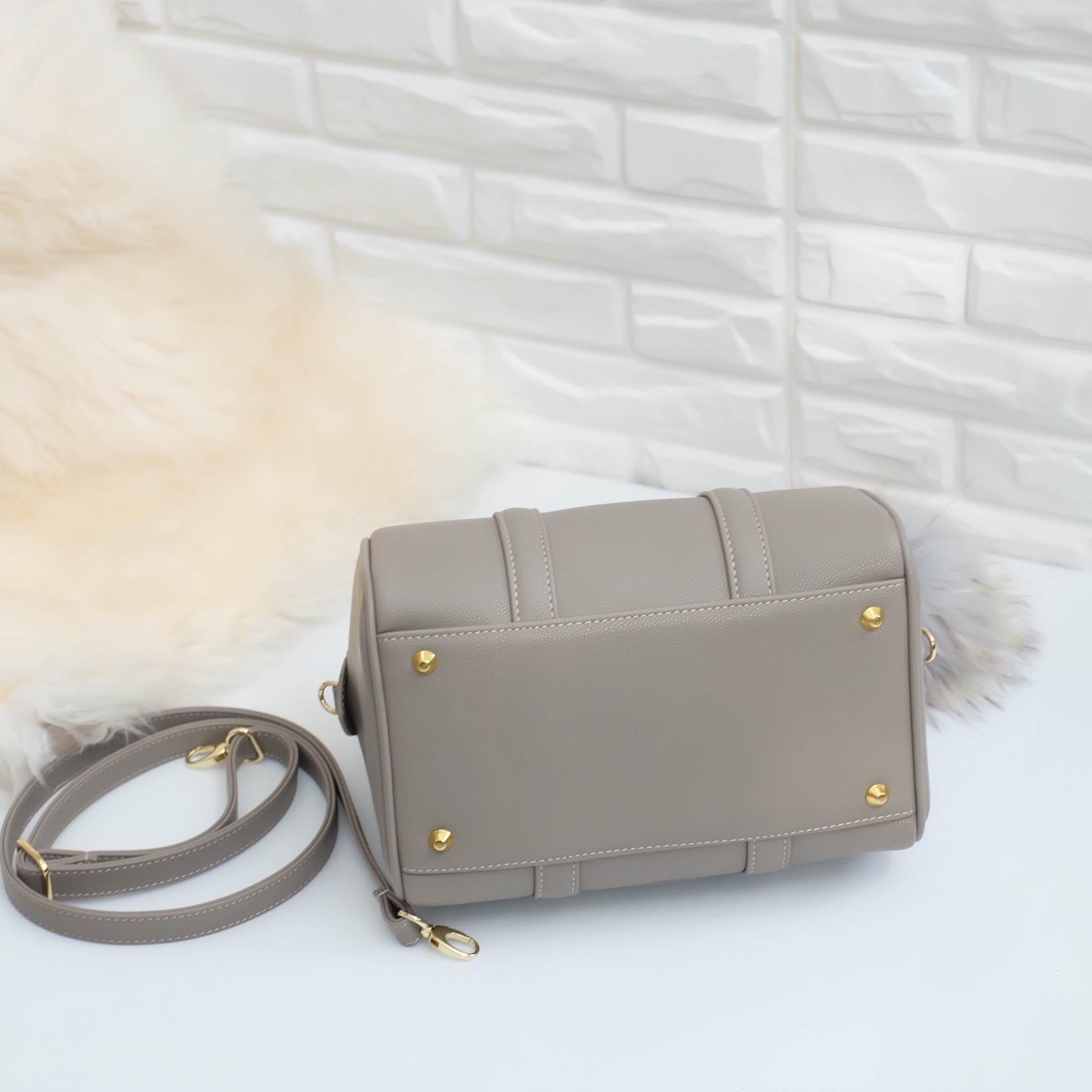 รุ่นขายดีที่สุด !! สีใหม่มาเพิ่มค่า 😘🙏🏻 👜ดีเทลกระเป๋า 🌵สินค้าขายดี ขนาด มินิ สวยมากคะ >> รุ่น KEEP leather Pillow bag สวย น่ารัก ขนาดตอบทุกโจทย์การใช้งาน เห็นแล้ว หลงรักเลยคะ ตัวกระเป๋าขนาดกำลังดี จุของคุ้ม หน