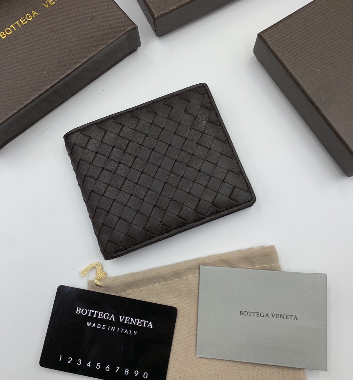 หนังแท้ BOTTEGA VENETA WALLET / BV Wallet พร้อมส่งที่ไทย กระเป๋าสตางค์ใบสั้นคุณผู้ชาย รุ่นตามหา มาเท่าไหร่ไม่เคยพอเลยค่า เป็นรุ่นคลาสสิกที่หยิบมาใช้งานได้บ่อยที่สุด งานหนังลูกวัวแท้ทั้งใบ ใช้ทนทานได้นาน ใช้ทนทานได้นานภาพสินค้าถ่ายจากงานขายจริง ใช้งานต่างป