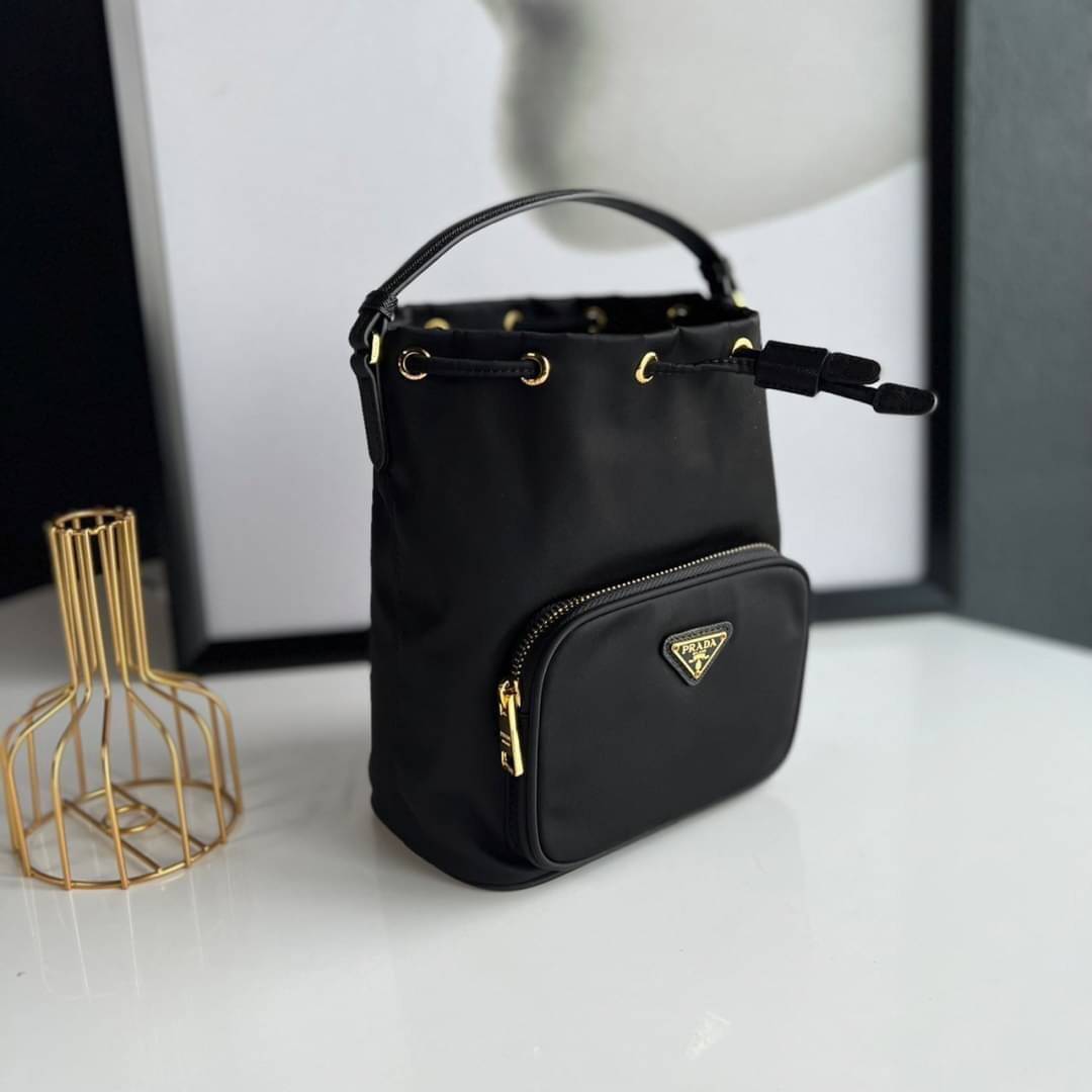 Prada Duet Re-Nylon Bucket shoulder bag / Prada Nylon bucket bag Pastel เกรดใช้สลับใบจริง ออริจินอล ใช้งานต่างประเทศได้ น้องสาวสุดสวยมาให้จับจองอีกหนึ่ง สีพาสเทลน่ารักละมุนมากๆ ค่ะ กระเป๋าสะพายข้าง ทรงขนมจีบ ไซส์มินิ ขนาดน่ารักน่าใช้มาก วัสดุขอบหนังแท้ แล