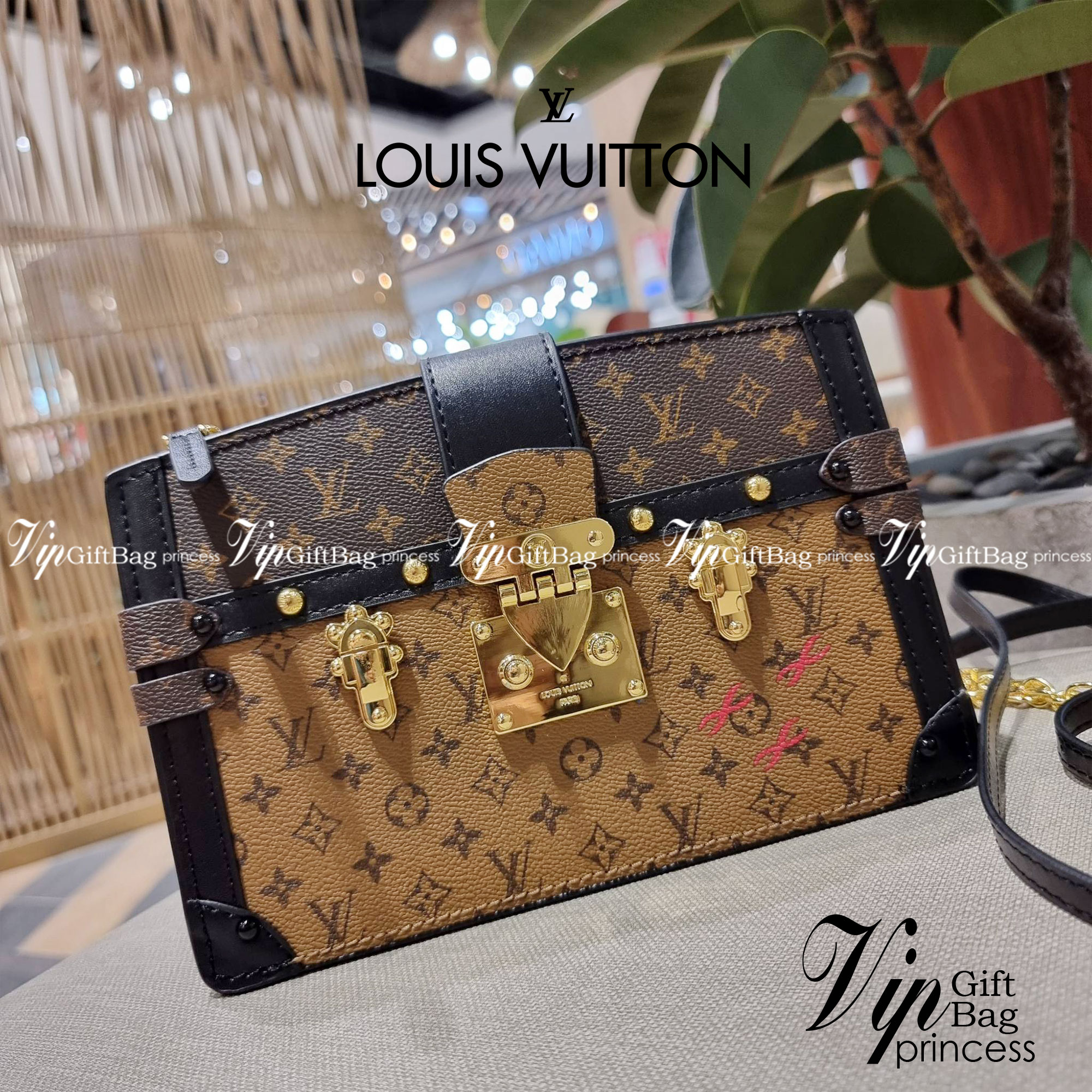 LOUIS VUITTON TRUNK CLUTCH Monogram / LV TRUNK CLUTCH กระเป๋าสะพายกึ่งคลัทช์ ทรงสวย ที่สาวๆเรียกร้อง วัสดุหนังแคนวาส ดีไซน์ทุกอย่างได้ลงตัว หรูหรา ปากกระเป๋ามีสายคาดล็อค และช่องซิปปิด ภายในแบ่งสัดส่วนไว้ดีมากๆ มาพร้อมสายสะพายโซ่สลับหนัง ที่ถอดออกได้ พกเป็