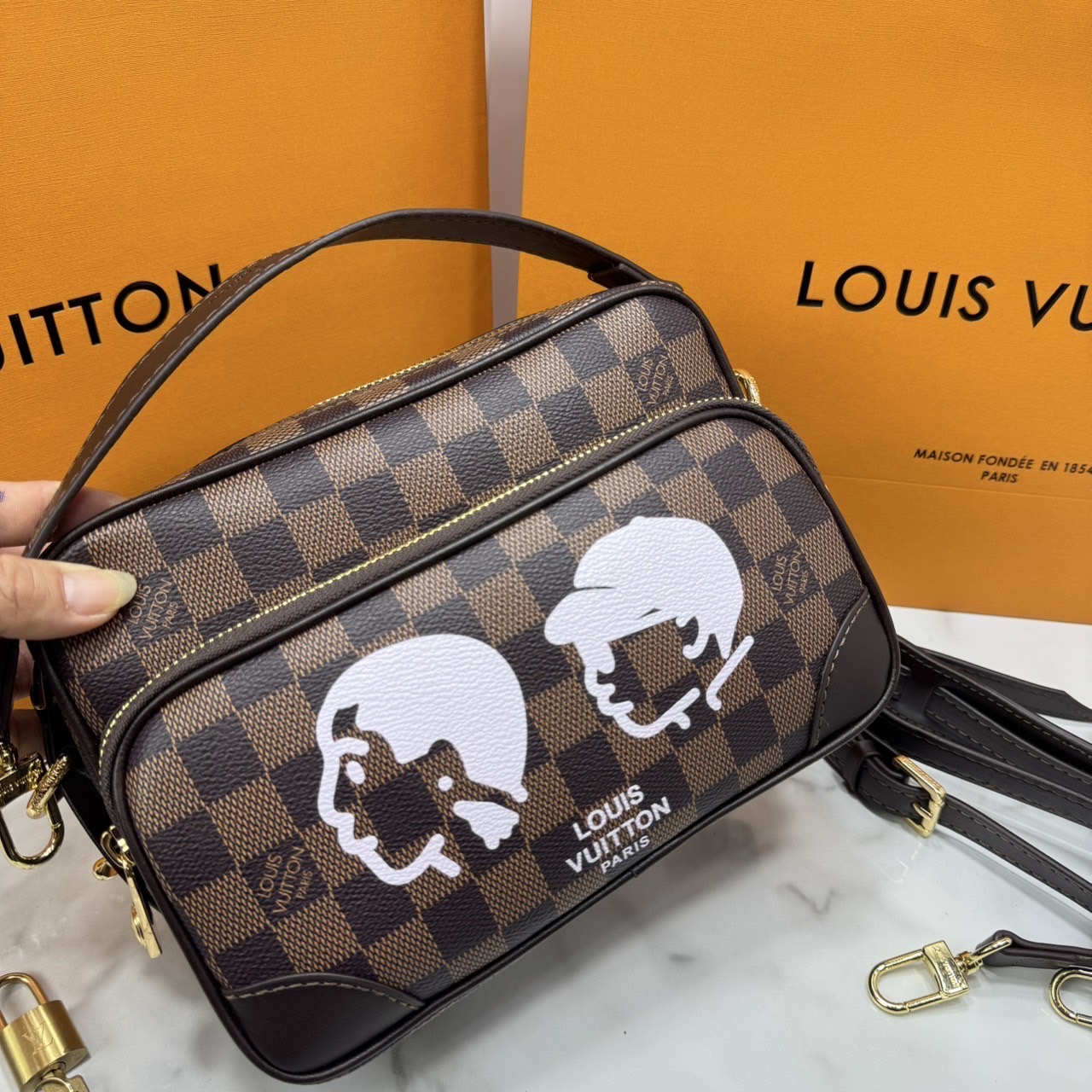 ORI หนังแท้ | LV Amazone Nil Damier Phriendship cross-body bag / LV Messenger Bag กระเป๋าสะพายทรงแมสเซ็นเจอร์ ดีไซน์ใหม่ สวยเด่นเป็นเอกลักษณ์
