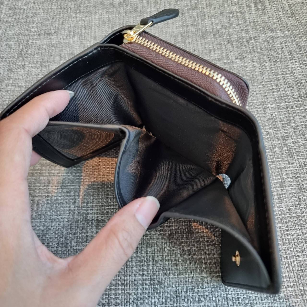 OUTLET 】COACH F41302 SMALL TRIFOLD WALLET IN SIGNATURE CANVAS สวยคลาสสิค พกพาง่าย ใบเล็กน่ารักน่าใช้ ต้องยกให้ใบนี้จ้า 💗💋 ตอบโจทย์คนชอบพกน้อยที่สุด!! กระเป๋าสตางค์ใบสั้นหนังแคนวาสเคลือบคุณภาพดี ภายในเป็นหนังแท้ ใส่บัตร ใส่ธนบัตรได้ทุกชนิด 