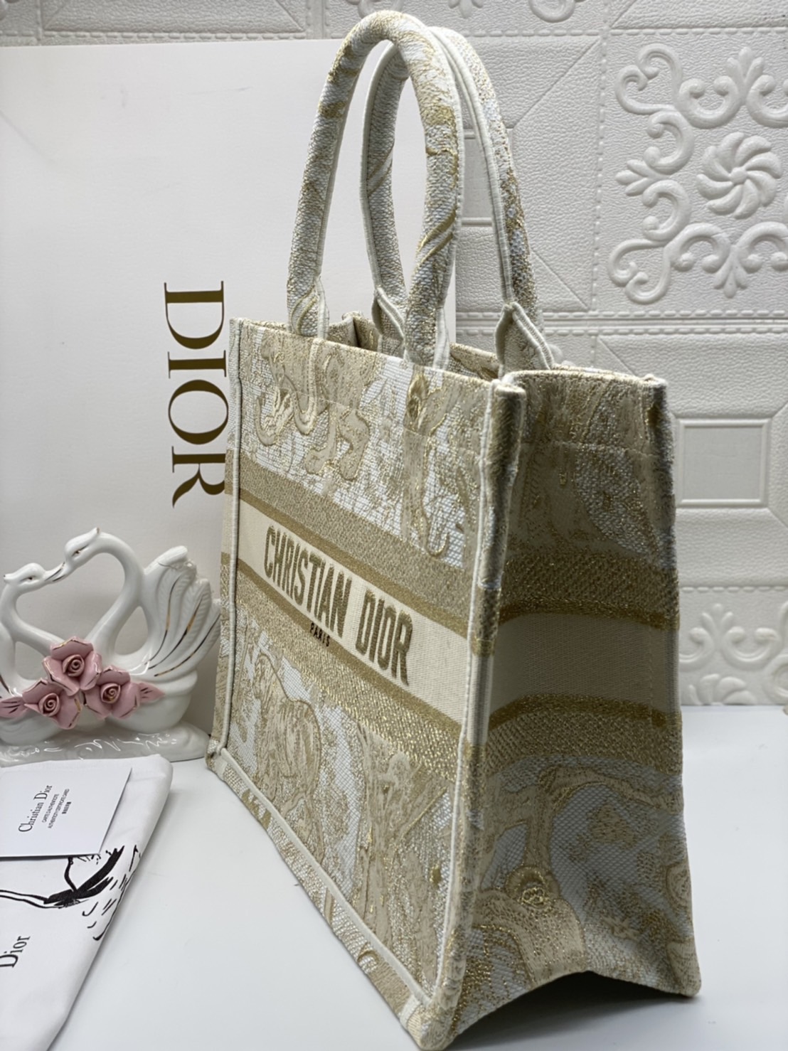 CHRISTIAN MEDIUM DIOR BOOK TOTE เอกลักษณ์ของความหรู เป็นทางช็อปปิ้งBag ที่ต้องมี ภายในโล่งกว้างมาก ใส่ของแบบแน่นๆ จุๆไปได้เลย น้ำหนักเบาสบาย งานออริปักขึ้นรูปสวยมาก มี code stamp พร้อมส่งที่ไทย ภาพสินค้าถ่ายจากงานขายจริง ใช้งานต่างประเทศได้ค่ะ