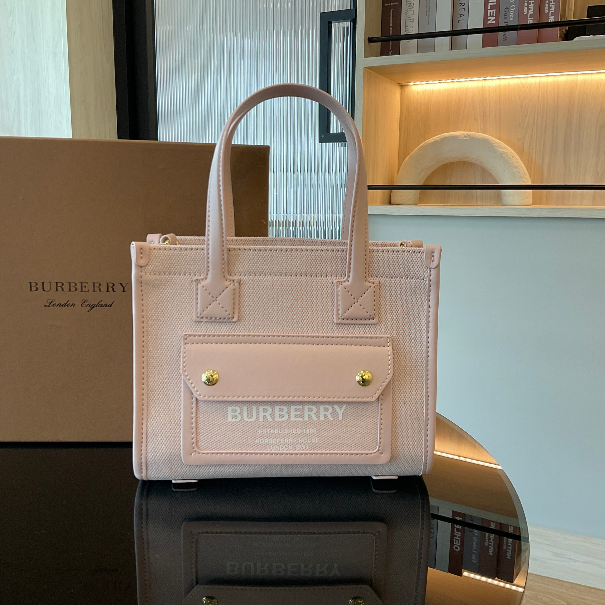 BURBERRY Mini Freya Tote in Bright Red/dusky Pink / BURBERRY FRAGRANCES MINI TOTE BAG ตัวกระเป๋าเป็นผ้าตัดหนัง Lambskin นิ่มสวยหรูดูดี สีสันพาสเทล💖🐻 **น่ารักมากๆ มีช่องกระเป๋าหน้าเล็กให้1ช่อง ภายในช่องหลักโล่งกว้าง