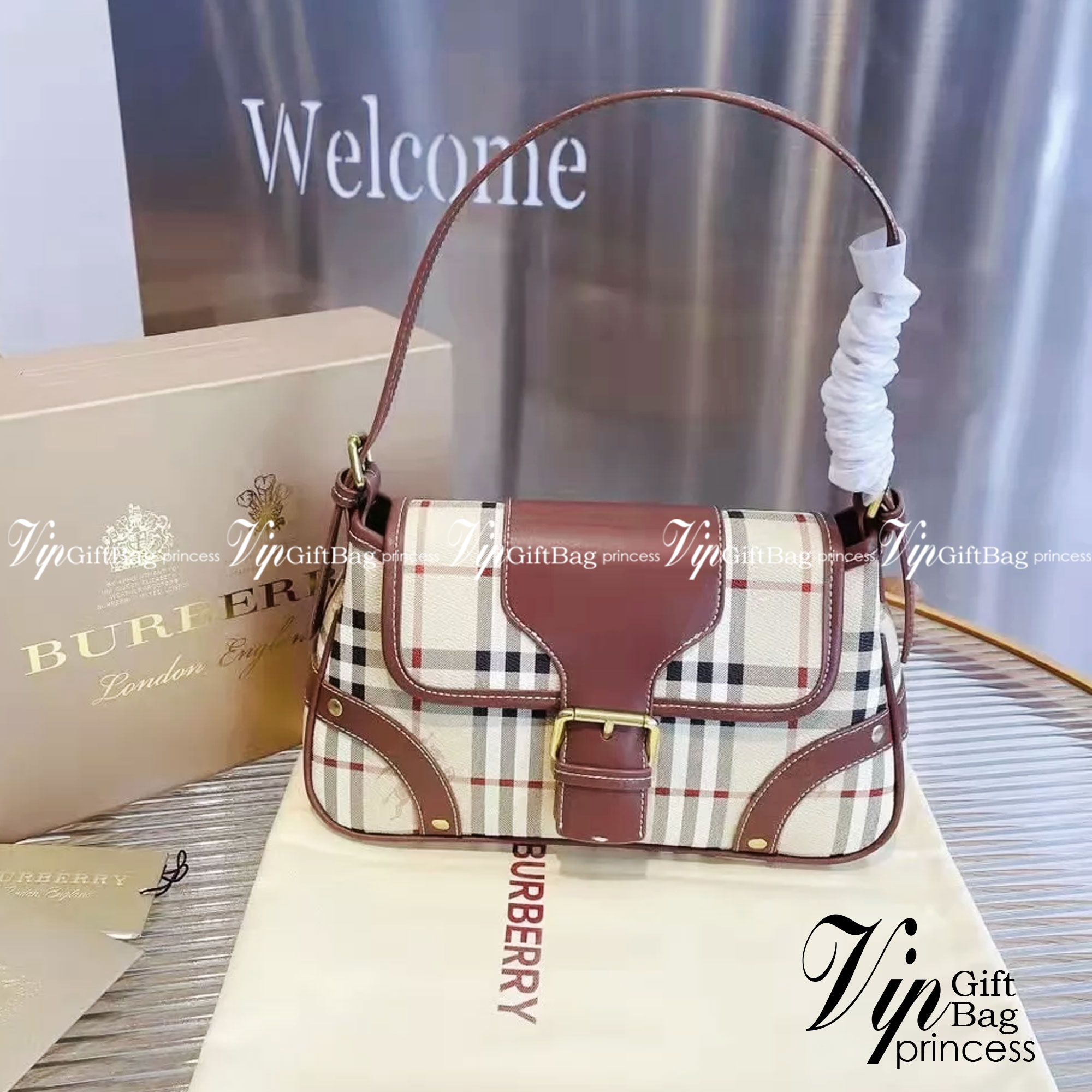 BURBERRY VINTAGE BAG / Burberry Shoulder Bag กระเป๋าสะพายไหล่ลายวินเทจ สวยคลาสสิก โทนสีใช้งานง่าย หลายโอกาศ วัสดุ PVC Canvas อย่างดี สวยอยู่ทรง ไอเท็มแนะนำ Must Have!