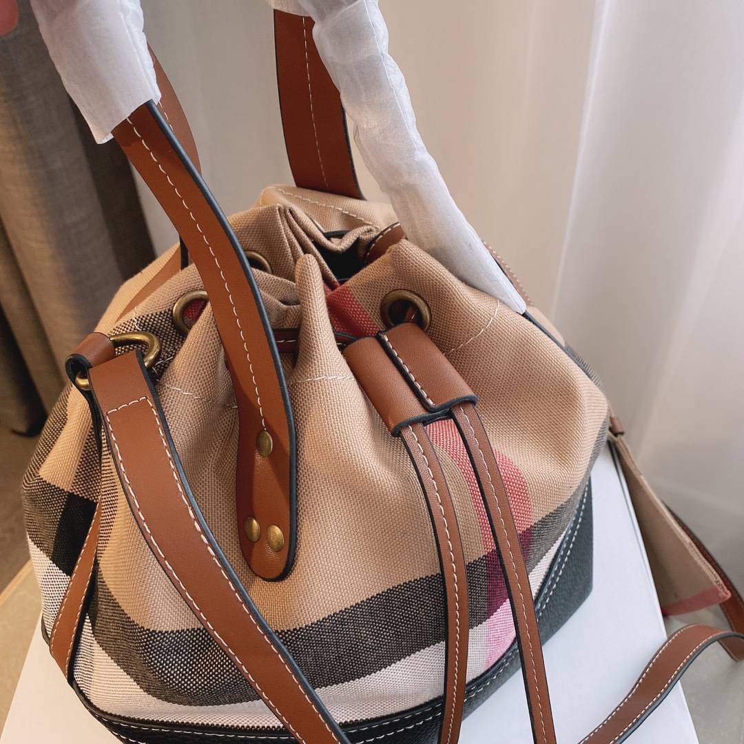 BURBERRY VINTAGE CANVAS BUCKET BAG งานพรีเมียมกิ้ฟท์เคาเตอร์ น้ำหอมจากแบรนด์ **ทรงขนมจีบ มาพร้อมสายยาว วัสดุผ้า Canvas เนื้อหนาซับในอย่างดี ลายแบรนด์สวยมากคะ จุดเด่นคือ กระเป๋าสามารถ จุของได้เยอะมาก มาพร้อมกระเป๋าใบเล็กอีกหนึ่งใบสามารถแยกใช้งานได้ ถือแล้ว