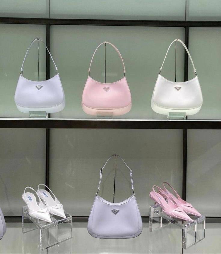Prada Cleo brushed leather shoulder bag กระเป๋าทรงสวยยอดฮิต กับแบรนด์ PRADA งานพรีเมียมกิ้ฟท์จากแบรนด์ ทรงสะพายไหล่สวยหรูอยู่ทรง PRADA CLEO หนังเรียบดำเงาหรูสุดคลาสสิต เปิดปิดด้วยกระดุมอะไหล่เงินทั้งใบ ด้านในใส่กระเป๋าสตางค์ยาว มือถือ ของจุกจิกได้เยอะ มีป