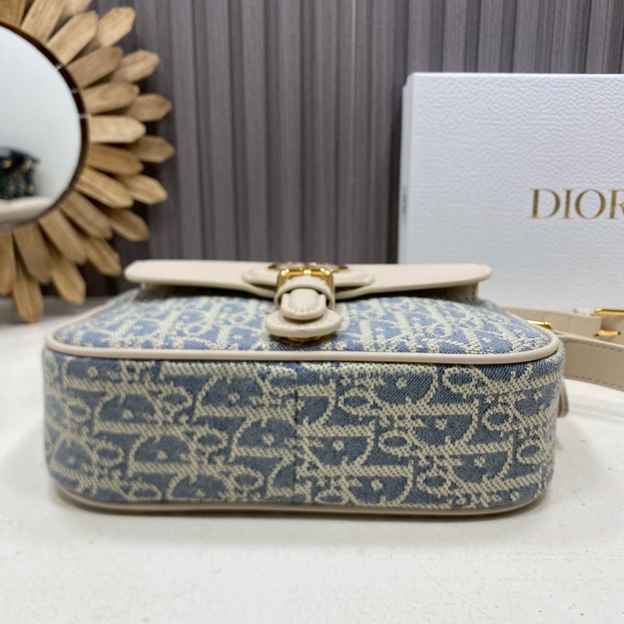 ORI หนังแท้ | DIOR Small 30 Montaigne Pocket Bag กระเป๋าสะพาย รุ่นใหม่สําหรับ Fall 2025 โดดเด่นด้วยลายเส้นอันงดงามและขนาดที่กะทัดรัด