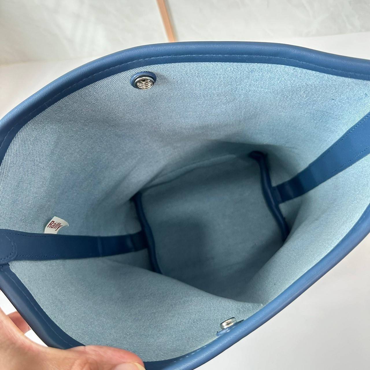 Rally movement the bag denim เป็นไอเท็มที่ฮอตสุดๆแห่งปีจริงๆ กับกระเป๋าทรงบัคเก็ต ที่ดีไซน์ออกมาคลาสสิคและใช้งานง่ายจริงๆ