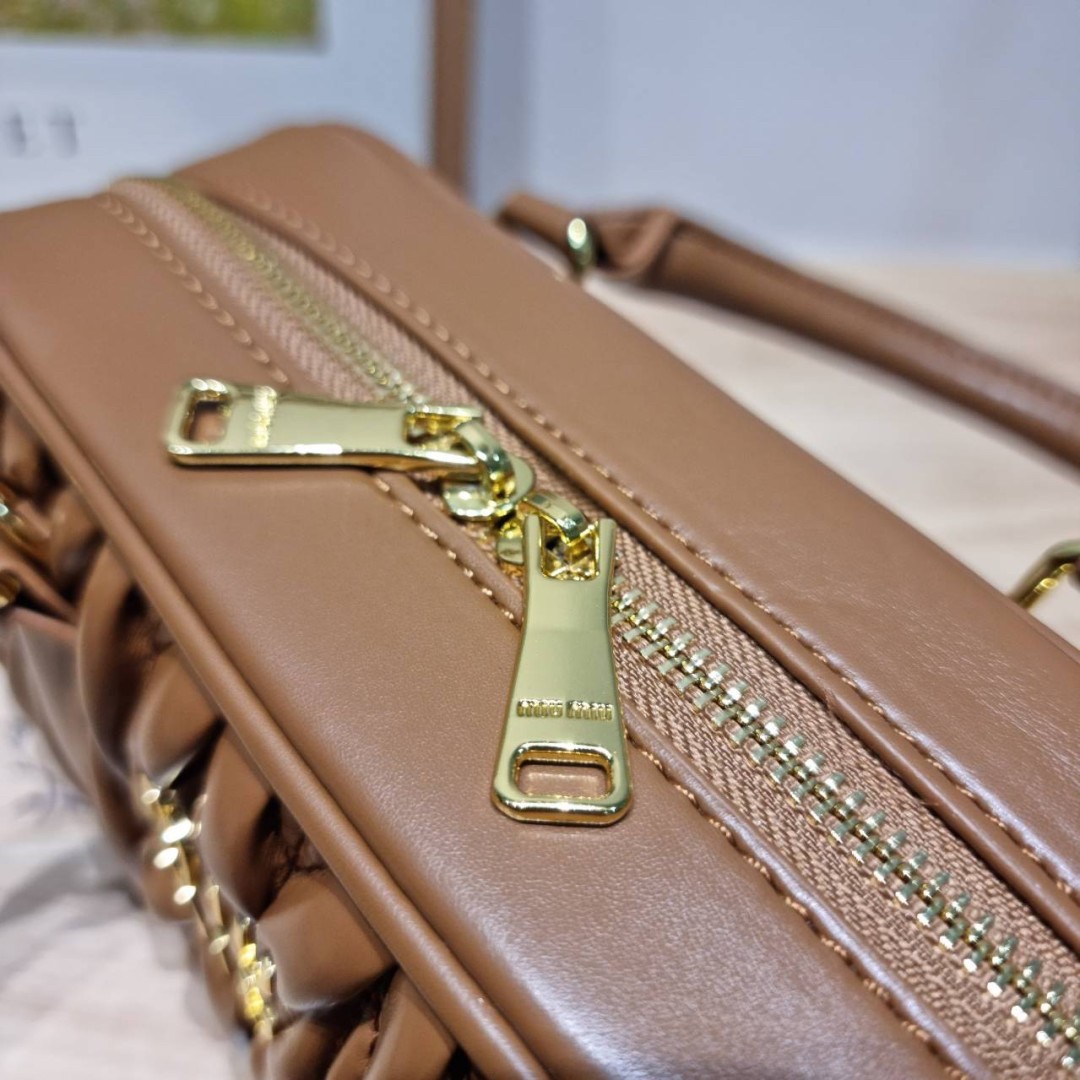 MIU MIU ARCADIE METELASSE LEATHER BAG กระเป๋าถือ/สะพายสุดชิค คุ้มมากไม่อยากให้พลาดน้า