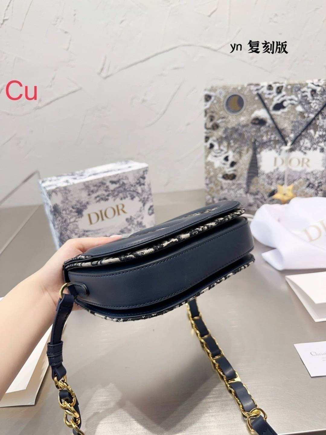 DIOR CD SIGNATURE BAG WITH STRAP กระเป๋าสะพายซิกเนเจอร์ ไอเท็มมาแรง ที่สวยแซ่บไม่มีไม่ได้เลย ไอเท็มมาแรง ที่สวยแซ่บไม่มีไม่ได้เลย โดดเด่นด้วยโลโก้เอกลักษณ์ สายสะพายมีดีเทลหรูสุดๆ