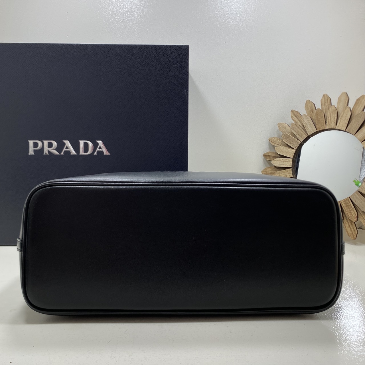 TOP ORI หนังแท้ | Prada Large perforated leather tote bag กระเป๋าทรงโท้ทใบใหญ่ ใจบางที่สุดกับคอลเลคชั่นนี้ ที่เพิ่มดีเทลความแพงด้วยการฉลุลวดลายรอบใบ ถักทอเป็นเส้นลายสานที่สวยงามมาก งานฝีมือจริงๆ